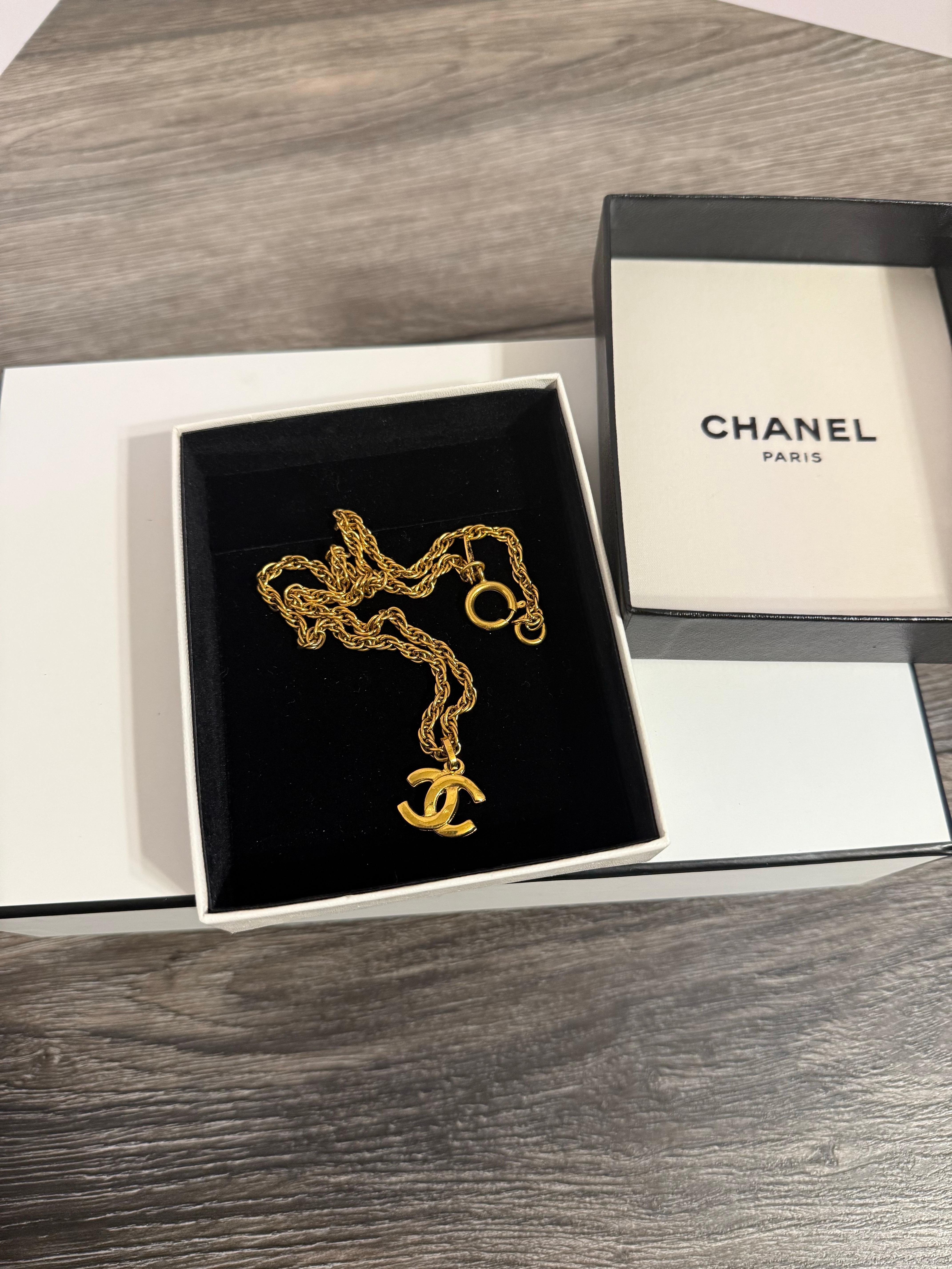 Collana con ciondolo CC in oro vintage di Chanel, anni 1990-2000 in vendita 8