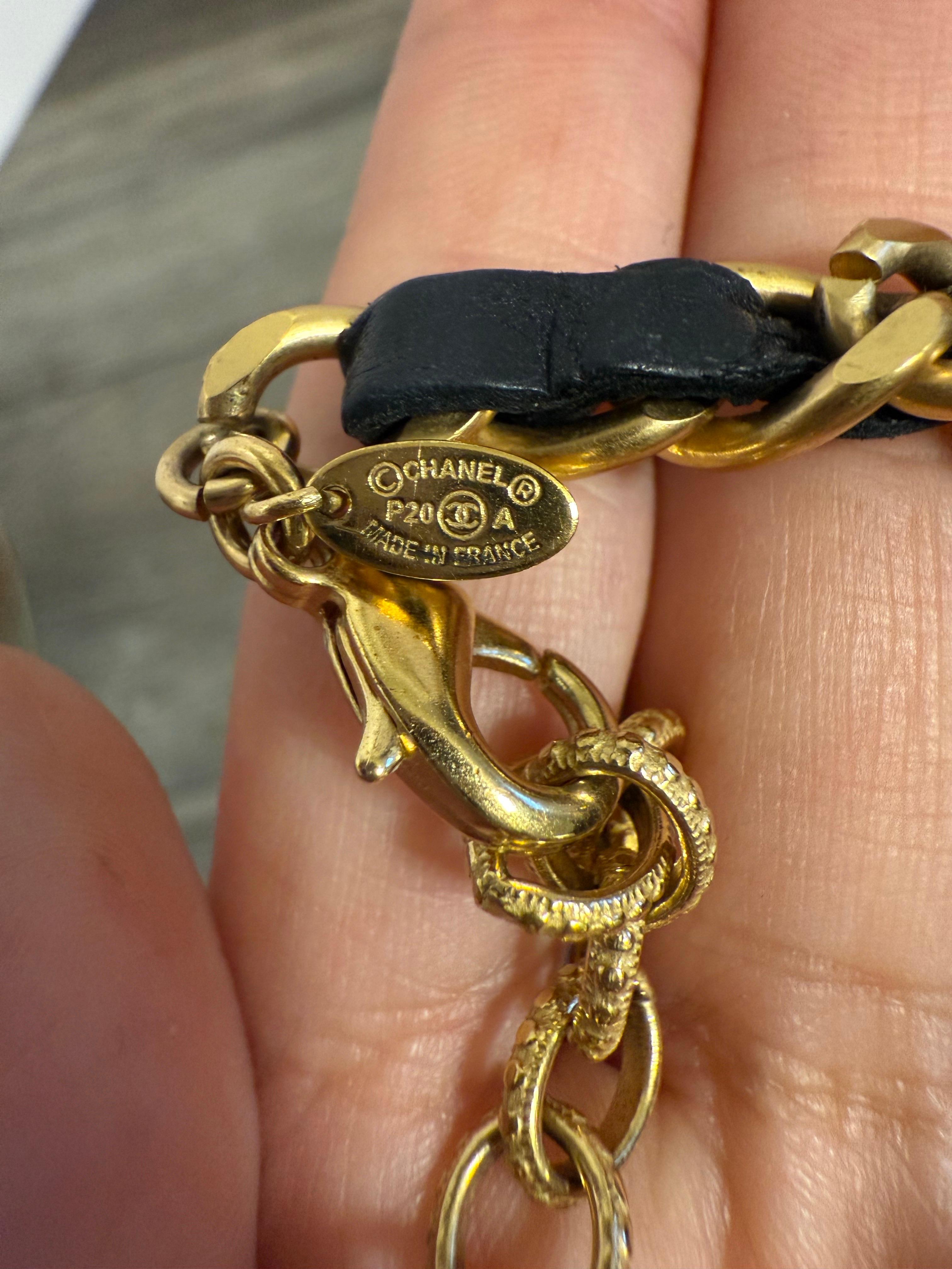 Chanel Bracciale CC in pelle nera e cristallo In condizioni buone in vendita a Bellevue, WA