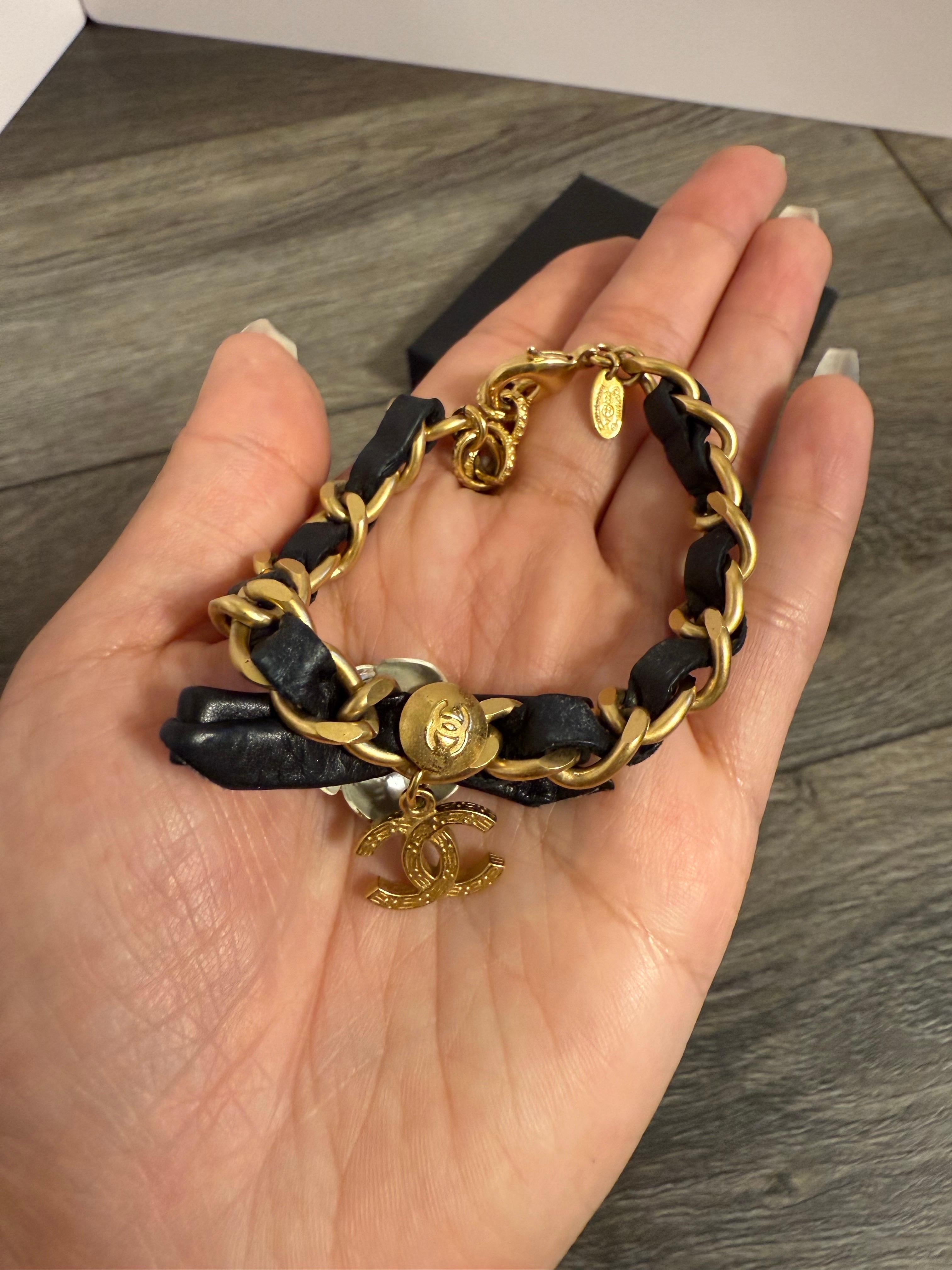 da uomo o donna Chanel Bracciale CC in pelle nera e cristallo in vendita