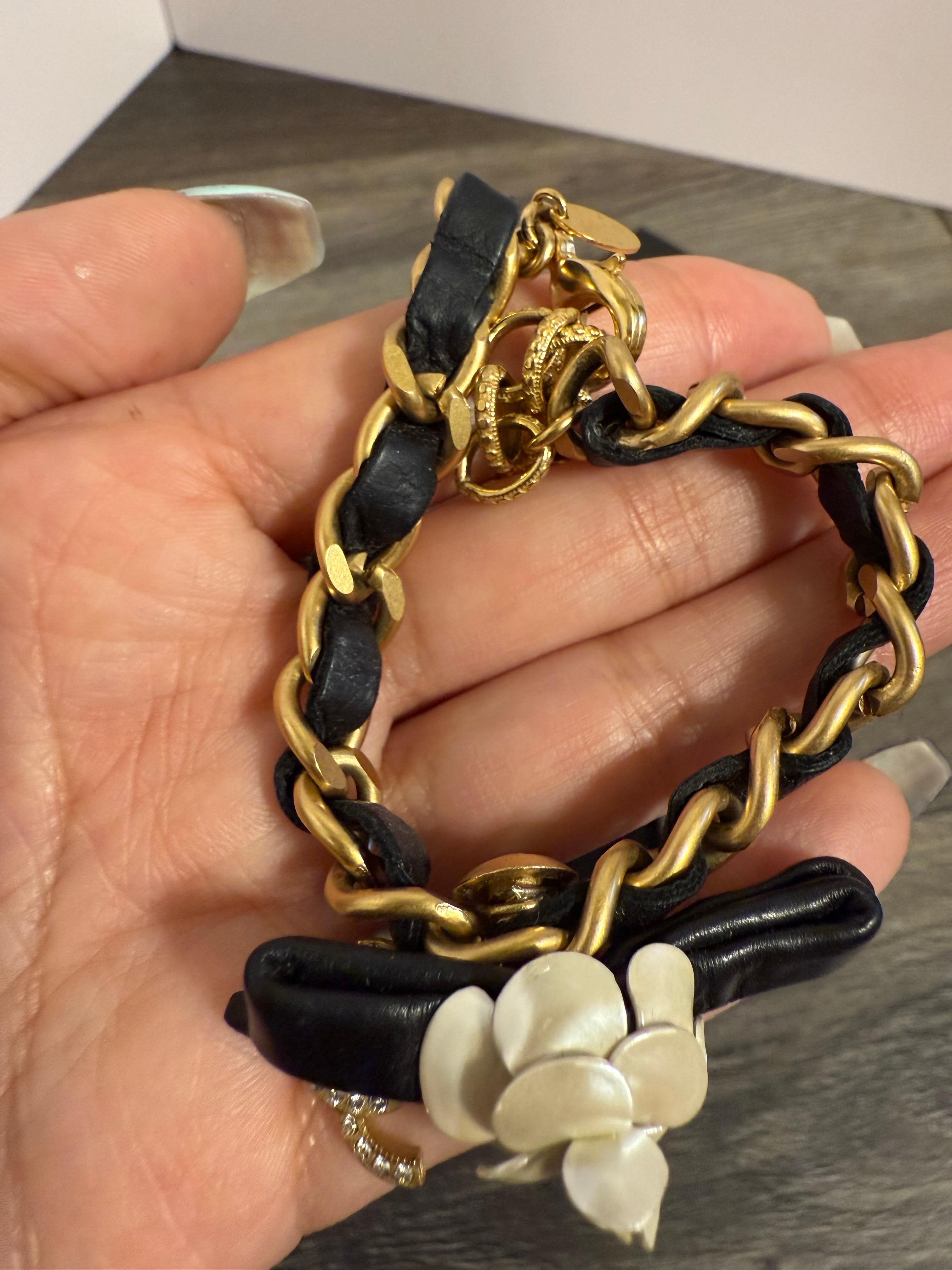 Chanel Bracciale CC in pelle nera e cristallo in vendita 1