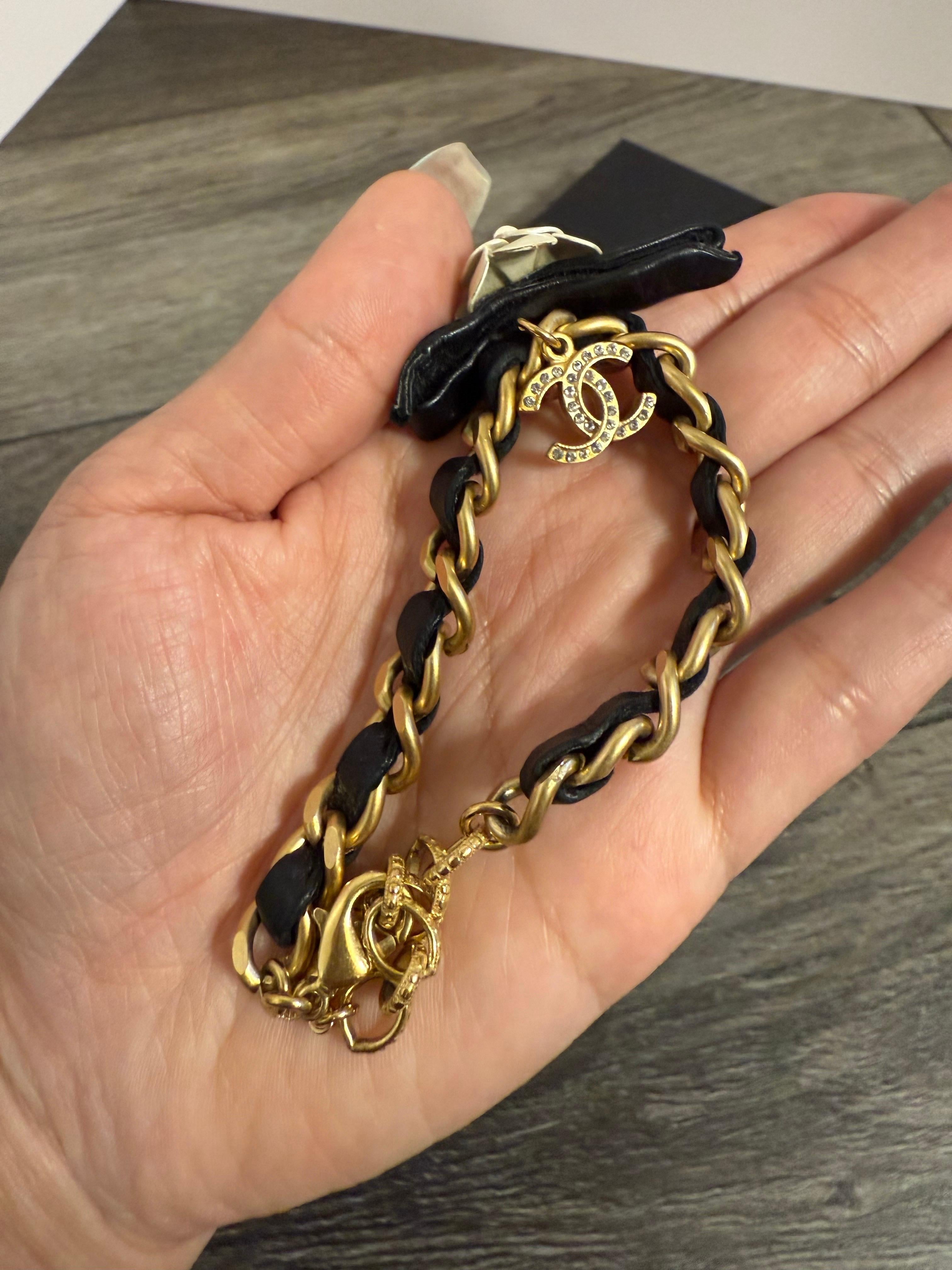 Chanel Bracciale CC in pelle nera e cristallo in vendita 2