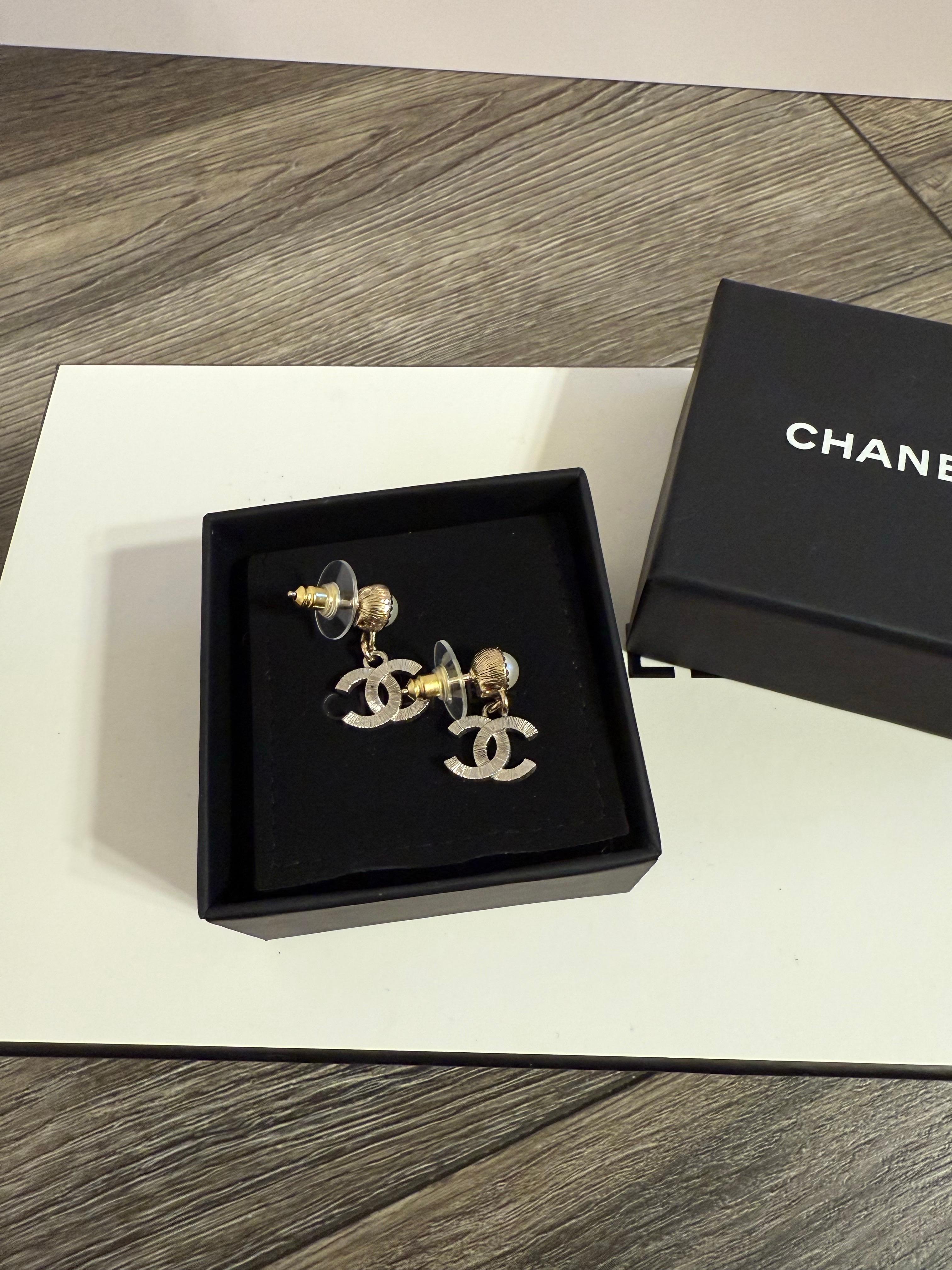 Chanel 2024 Orecchini eleganti con perle e cristalli con logo CC In condizioni buone in vendita a Bellevue, WA