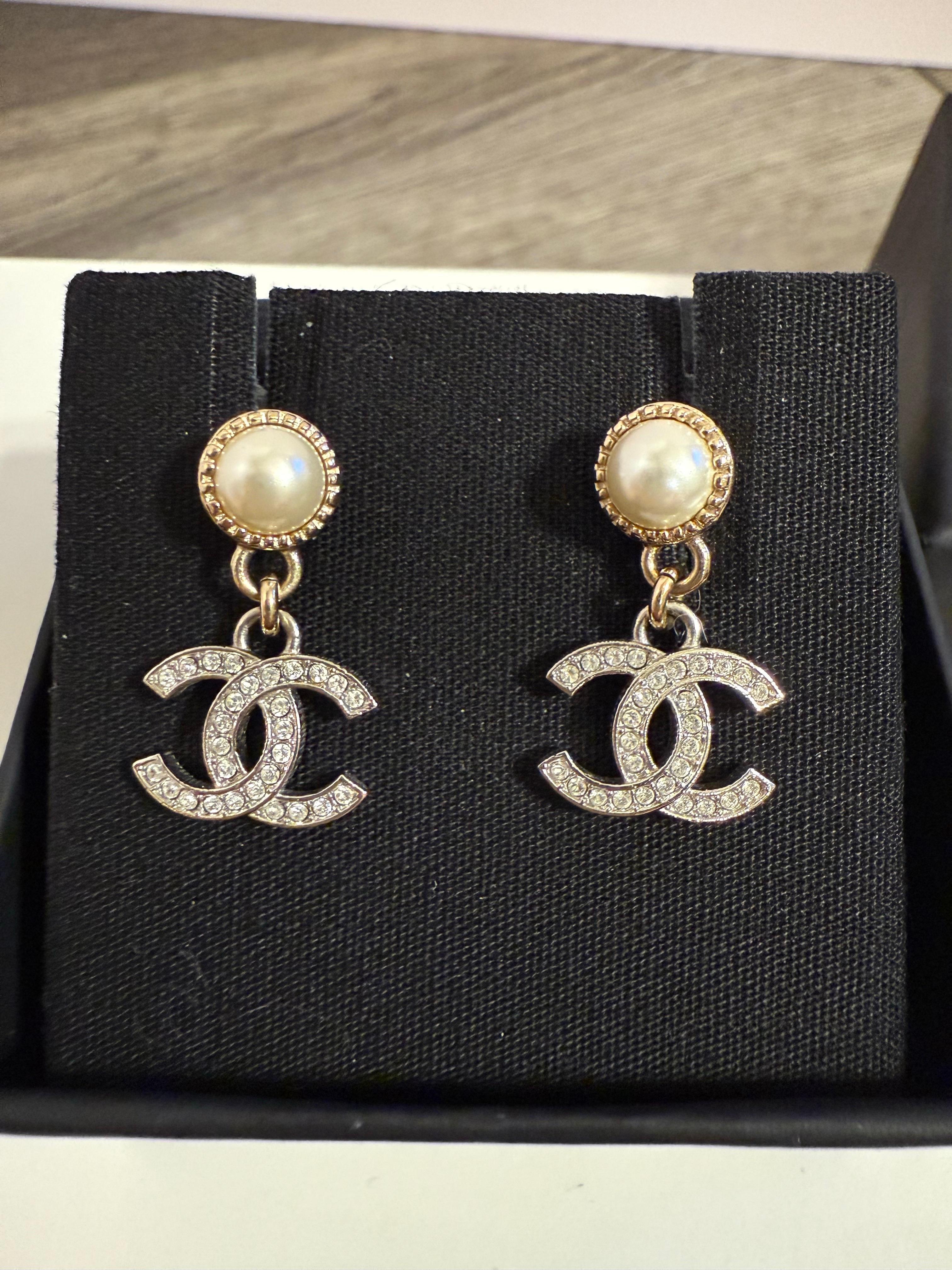 Splendido paio di orecchini a goccia Chanel con cristalli CC e perle finte
100% autentico
Prodotto in Italia
Collection'S 2024
Le condizioni generali sono eccellenti, a parte una leggera usura e alcuni graffi.
Viene fornito con scatola e custodia