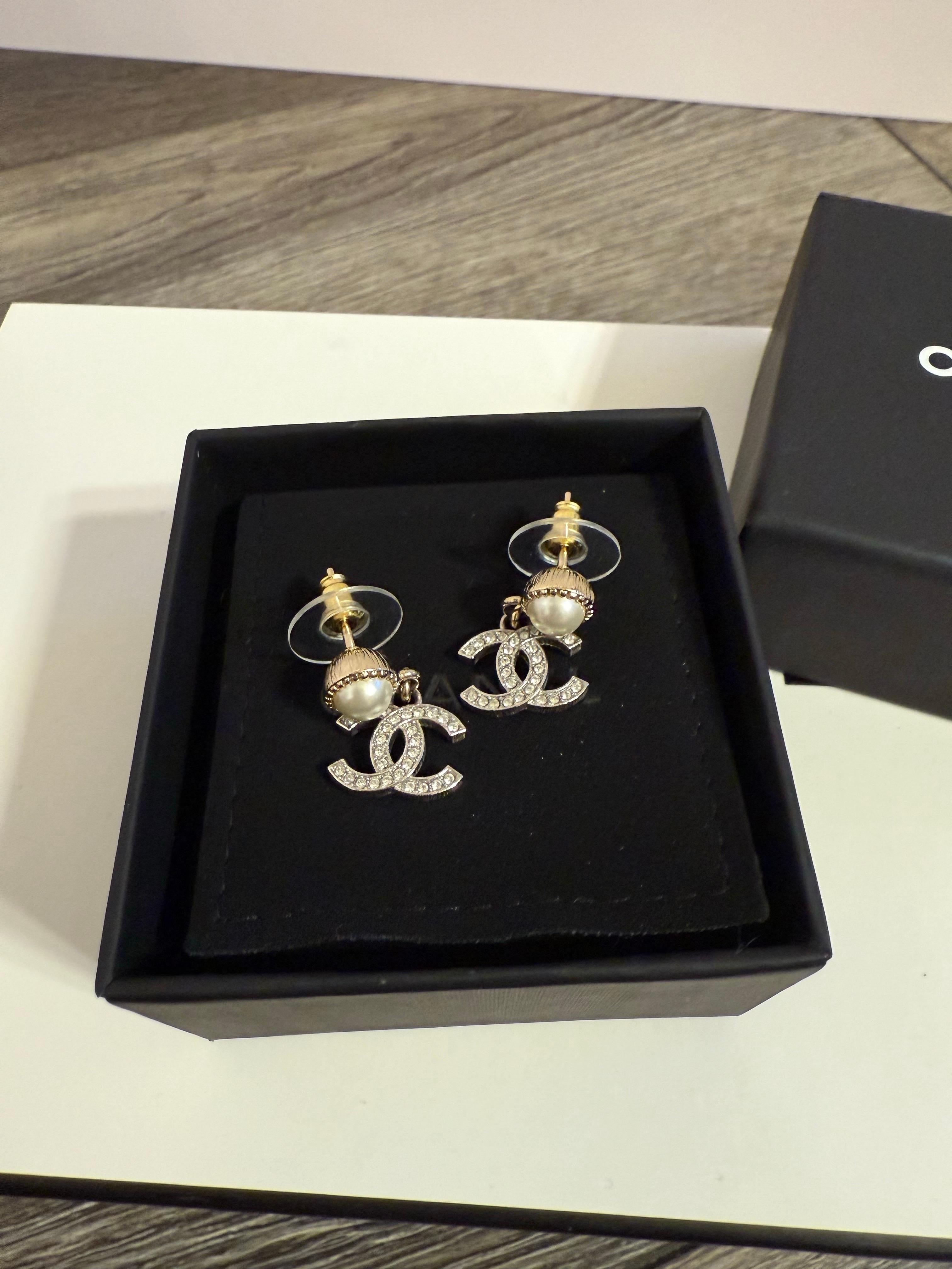 da uomo o donna Chanel 2024 Orecchini eleganti con perle e cristalli con logo CC in vendita