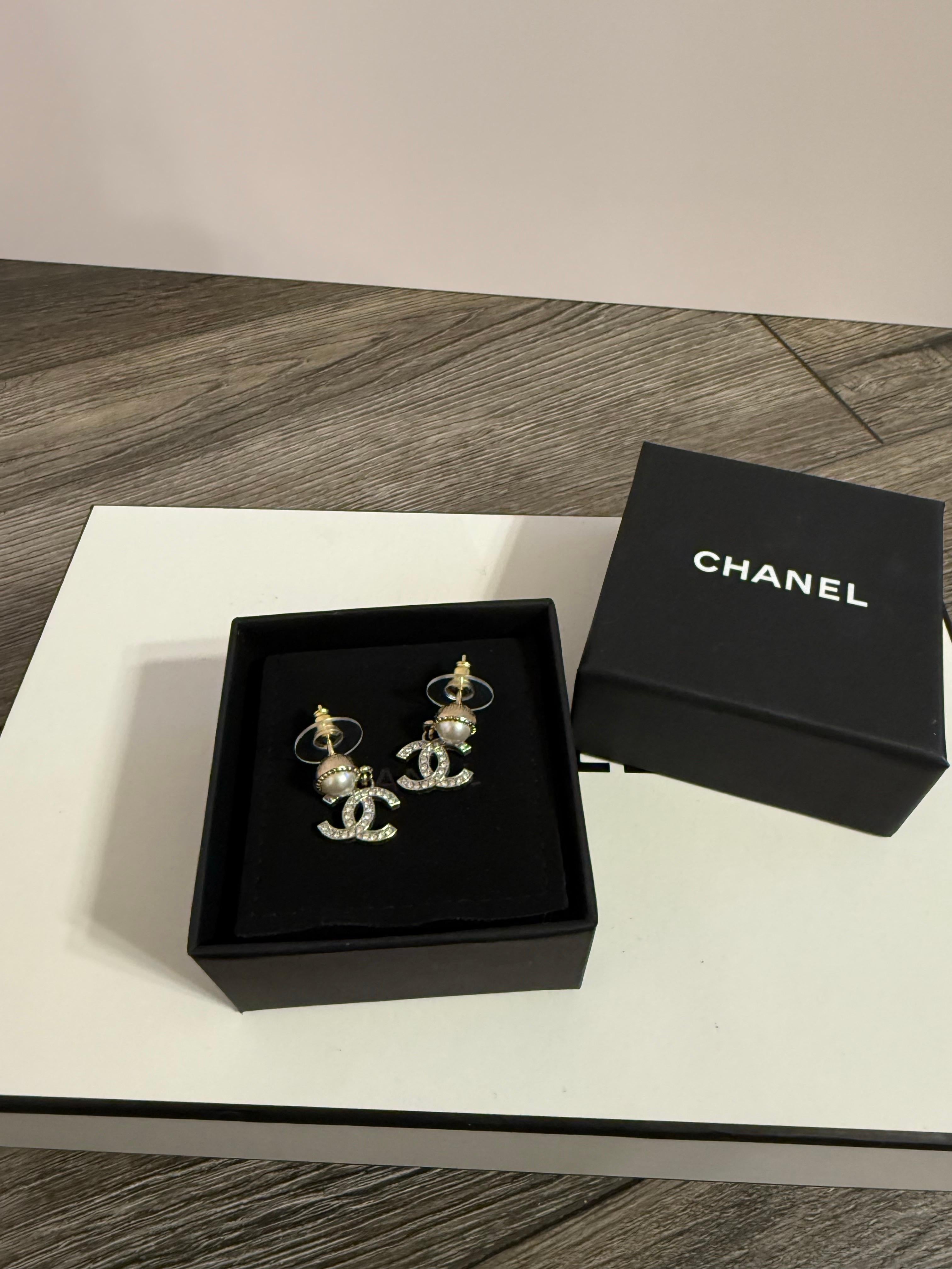 Chanel 2024 Orecchini eleganti con perle e cristalli con logo CC in vendita 2