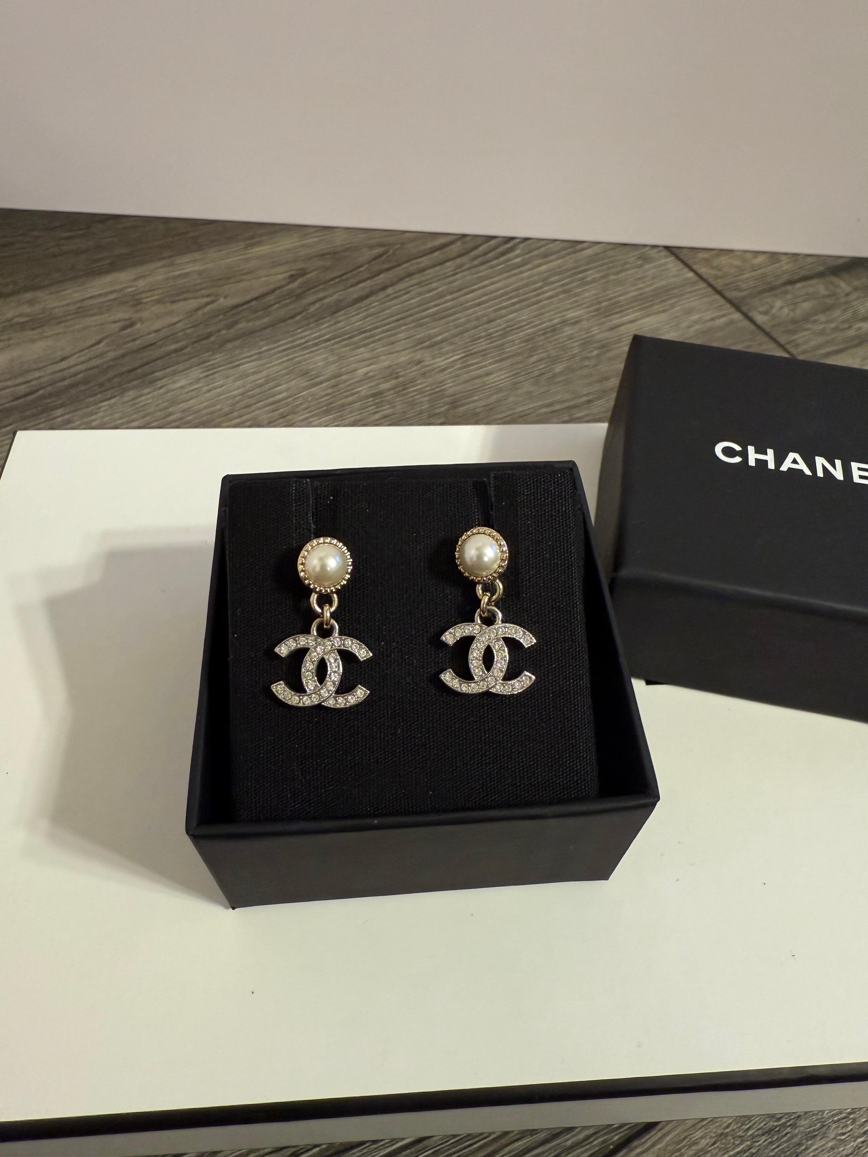 Chanel 2024 Orecchini eleganti con perle e cristalli con logo CC in vendita 4