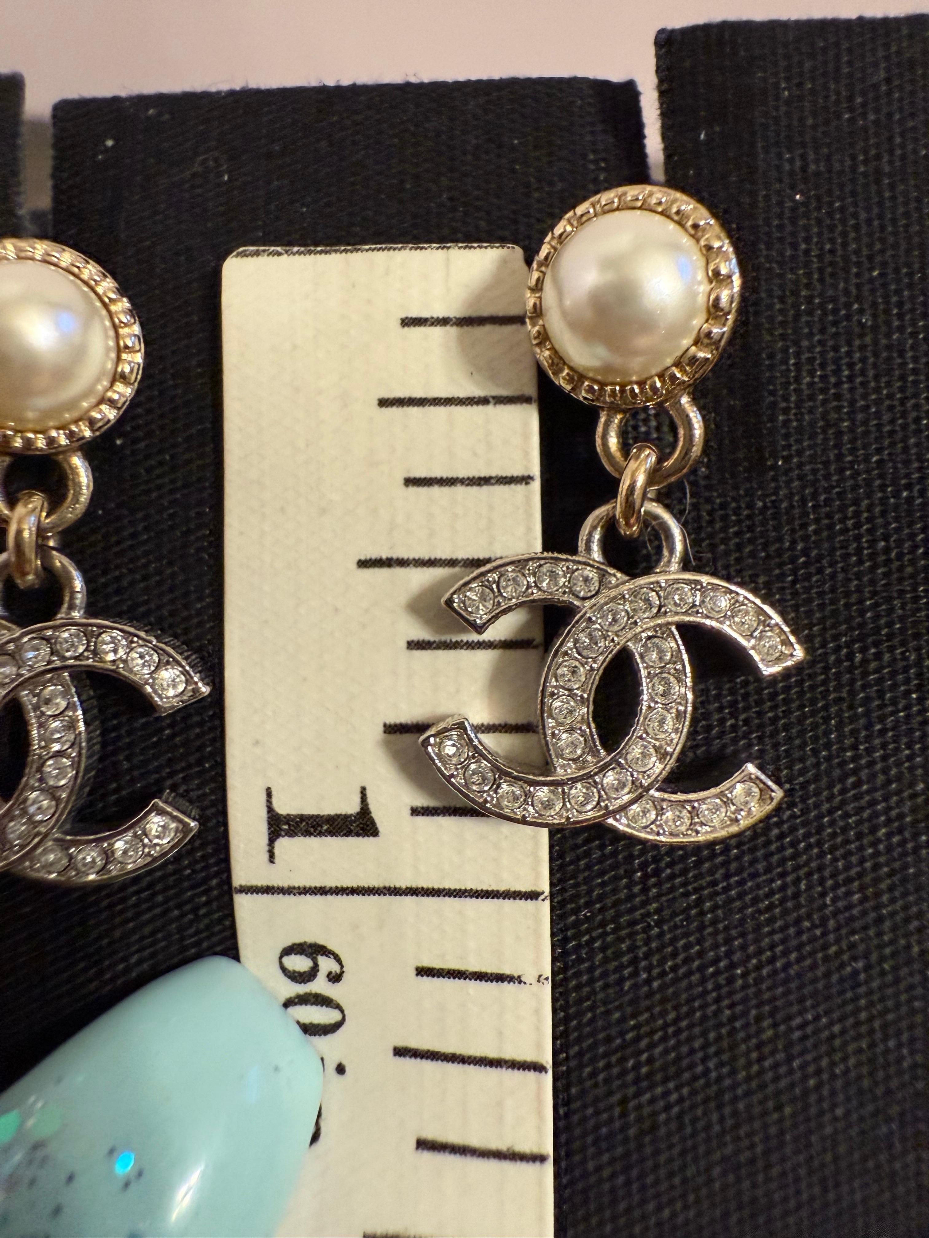 Chanel 2024 Orecchini eleganti con perle e cristalli con logo CC in vendita 5