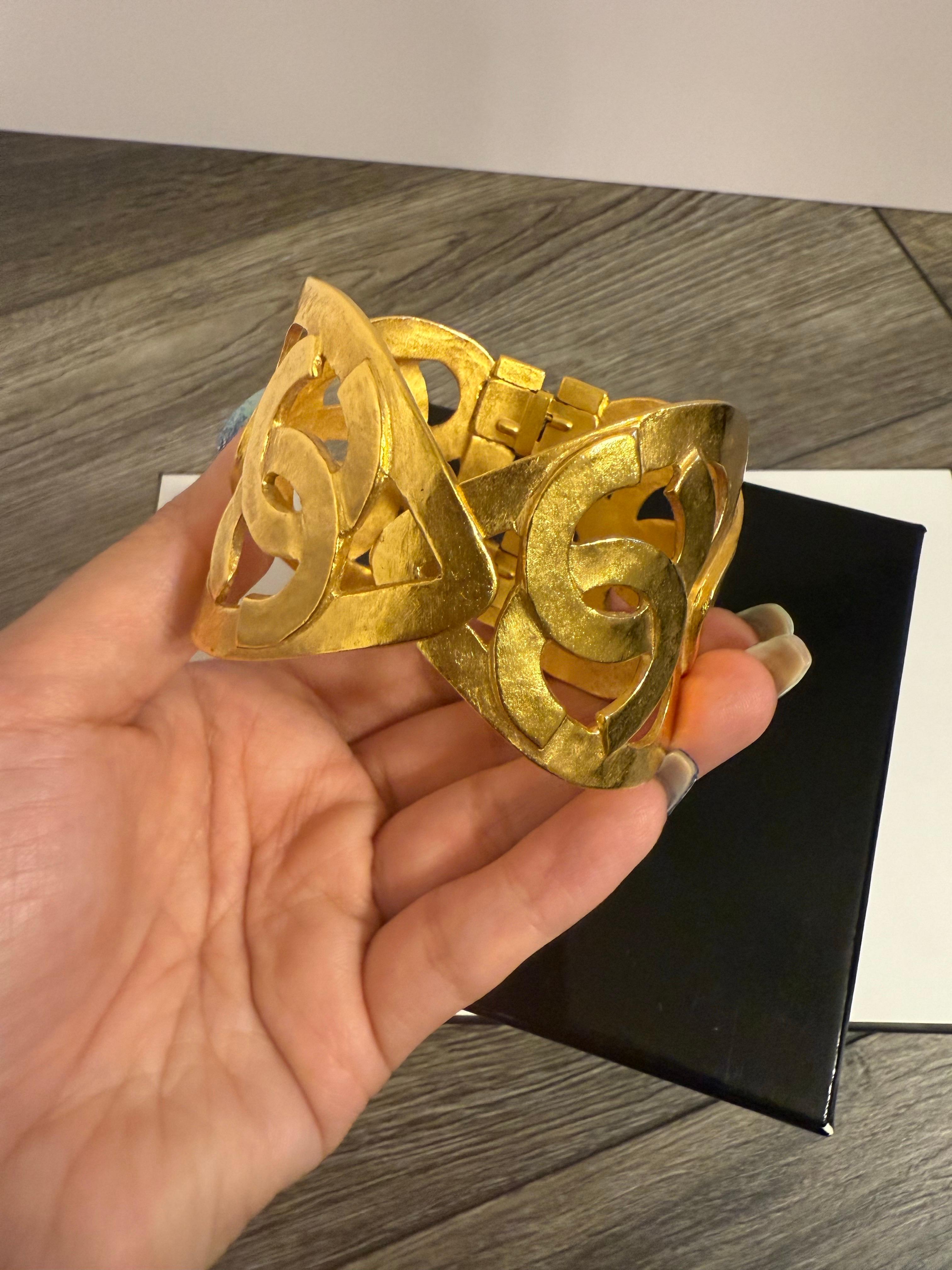 CHANEL Vintage Gold Statement Heart CC Logo Cuff Bracelet Bon état - En vente à Bellevue, WA