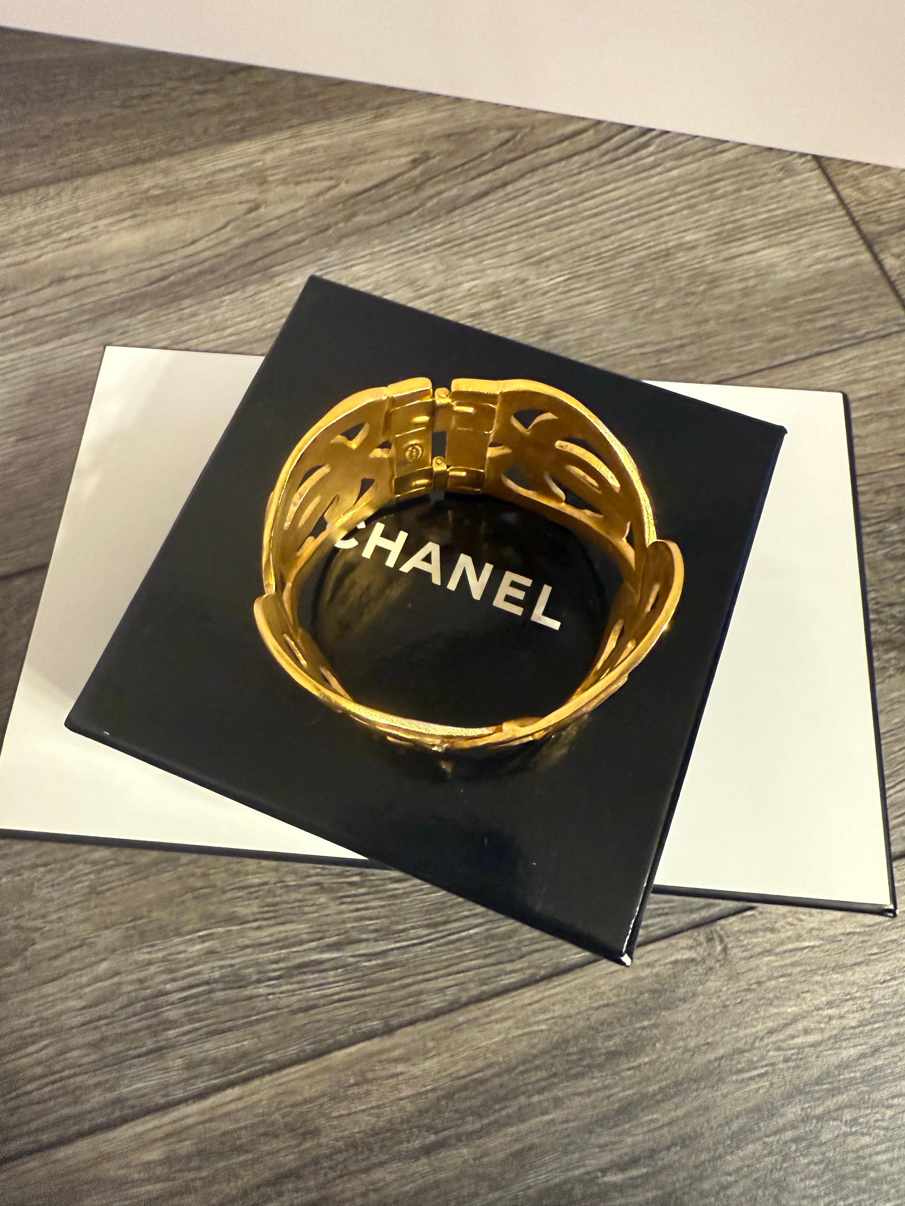 Magnifique bracelet manchette Chanel en or avec logo CC en forme de coeur
100% authentique
Fabriqué en France
Collectional 1995
Plaqué or
Très bon état général, à l'exception d'une légère usure et de rayures.
Le bracelet est une manchette avec une