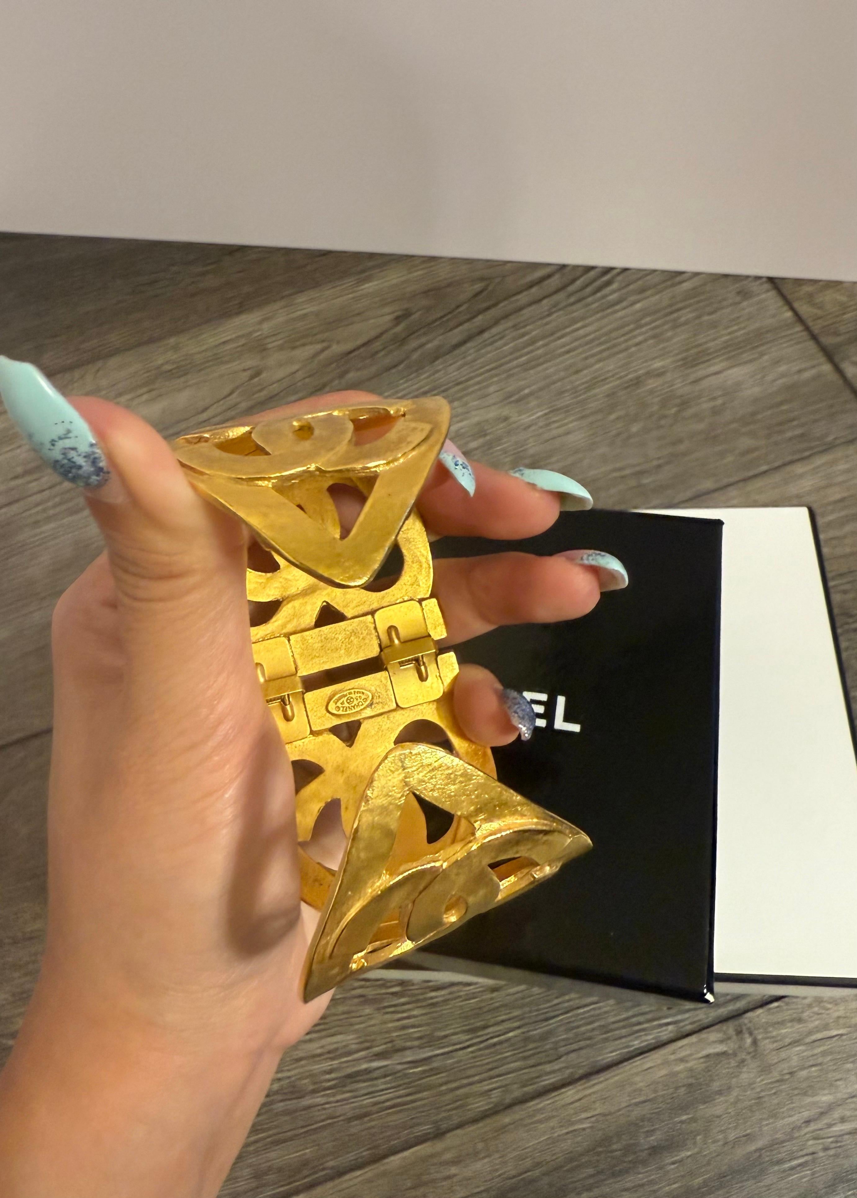 CHANEL Vintage Gold Statement Heart CC Logo Cuff Bracelet Unisexe en vente