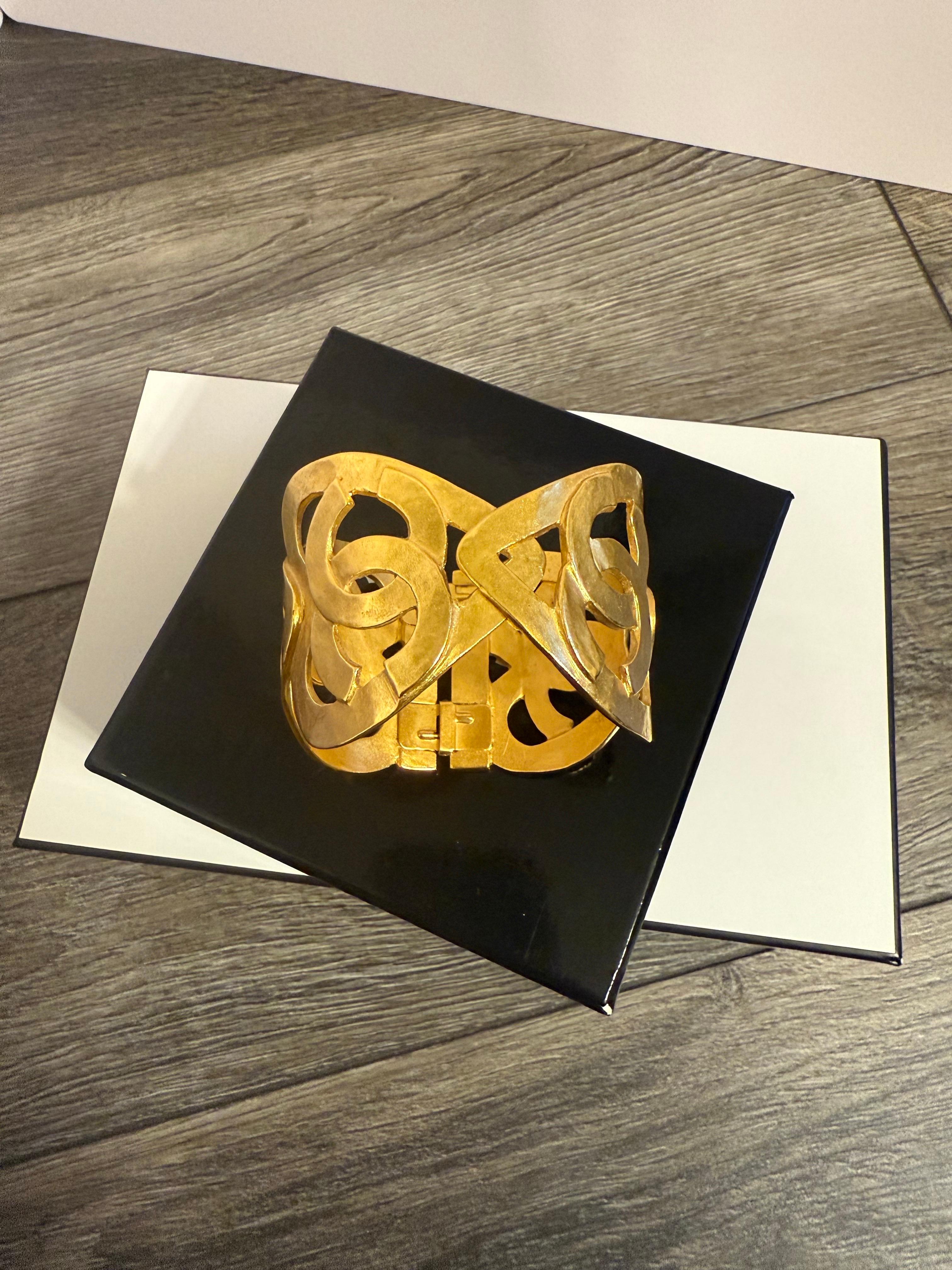CHANEL Vintage Gold Statement Heart CC Logo Cuff Bracelet en vente 1