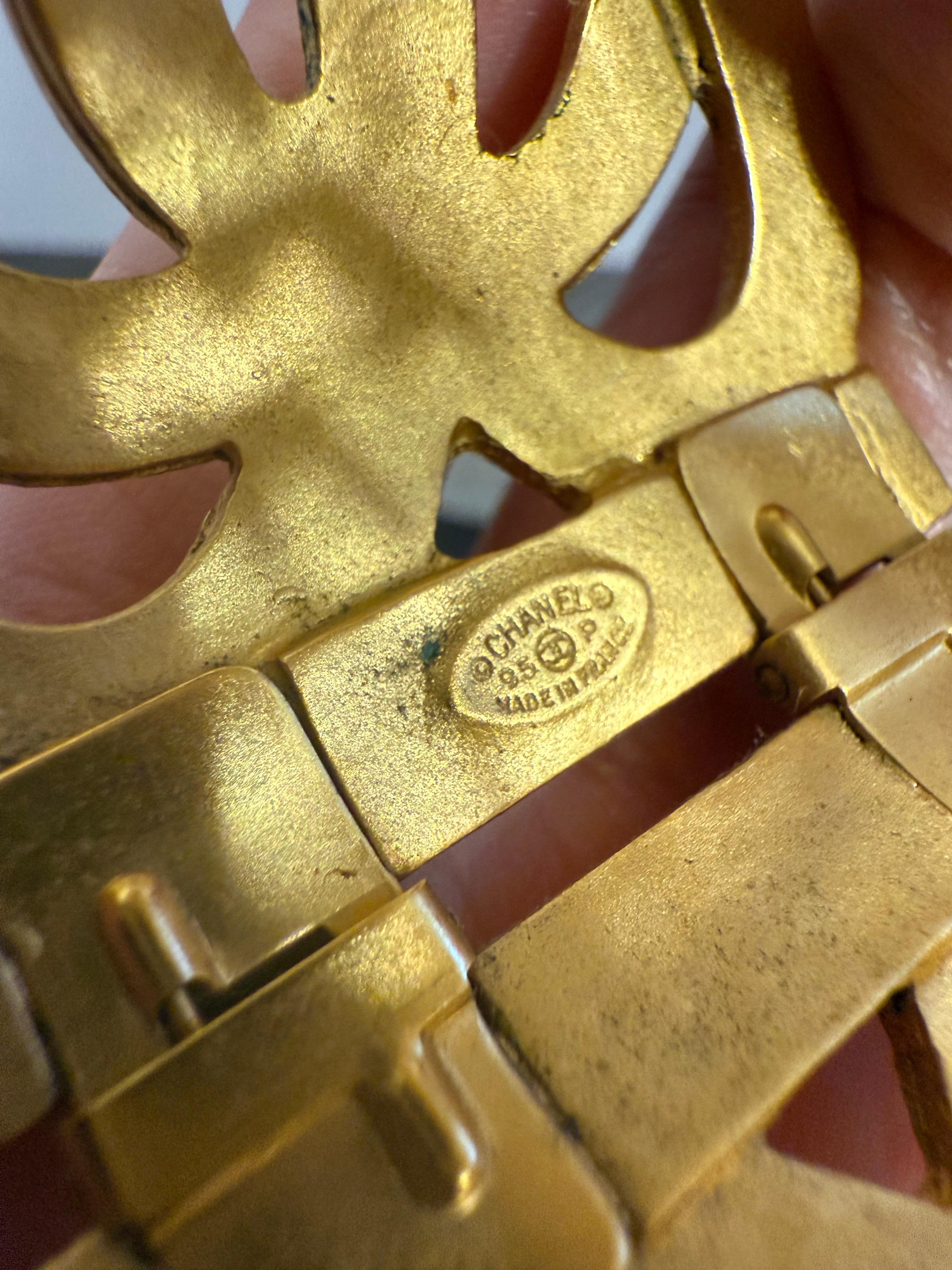 CHANEL Vintage Gold Statement Heart CC Logo Cuff Bracelet en vente 2