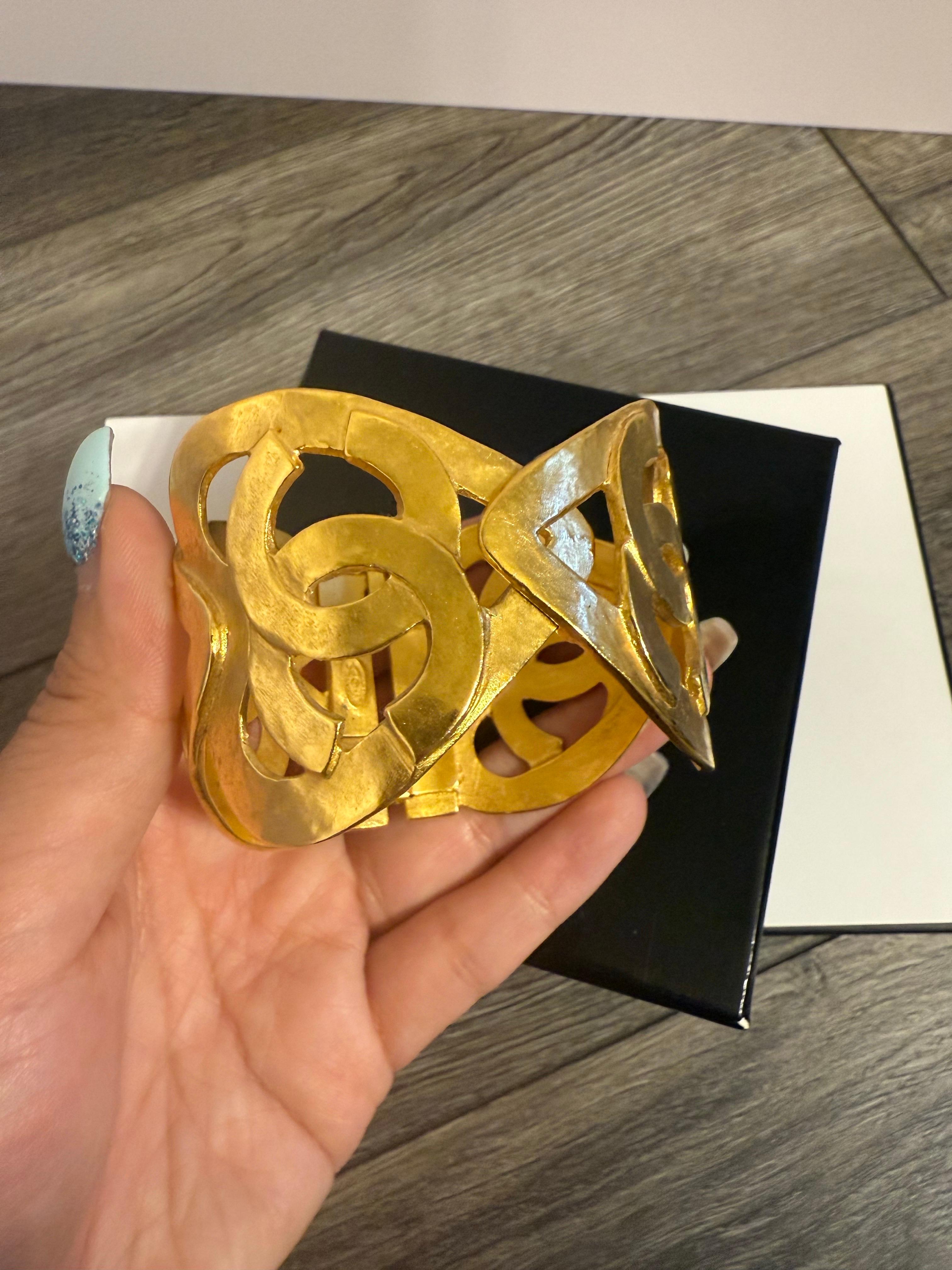 CHANEL Vintage Gold Statement Heart CC Logo Cuff Bracelet en vente 3