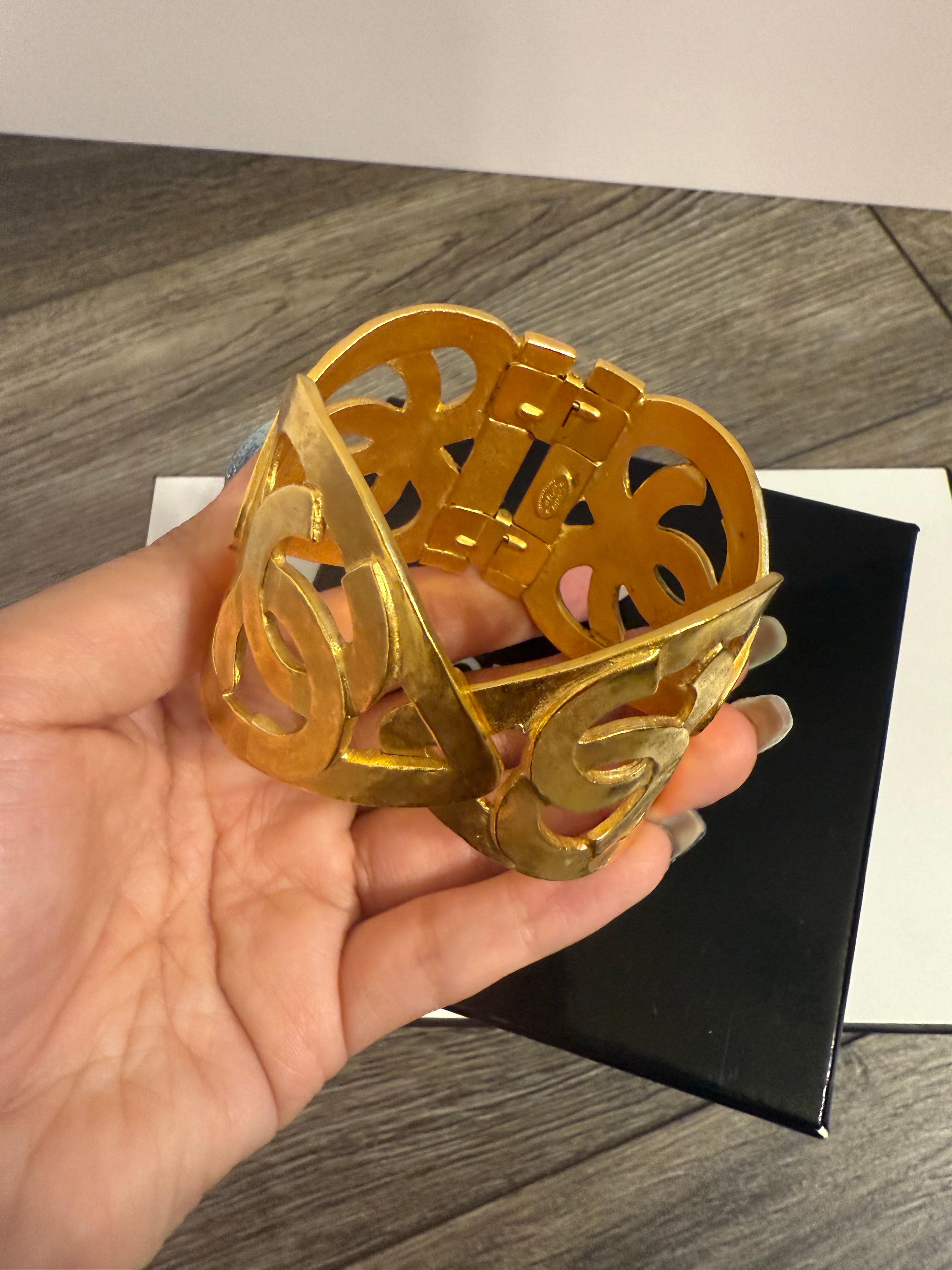 CHANEL Vintage Gold Statement Heart CC Logo Cuff Bracelet en vente 4