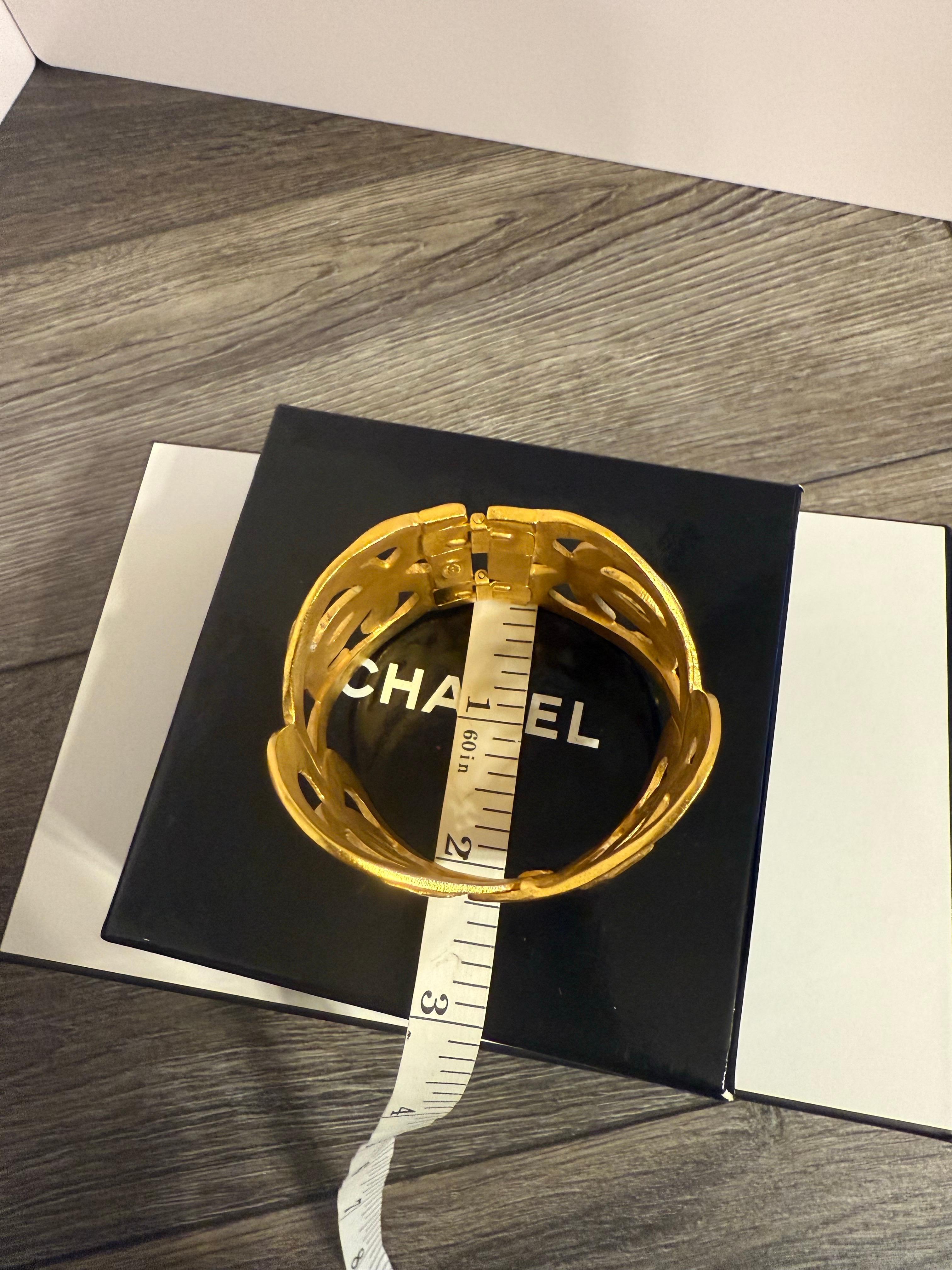 CHANEL Vintage Gold Statement Heart CC Logo Cuff Bracelet en vente 5