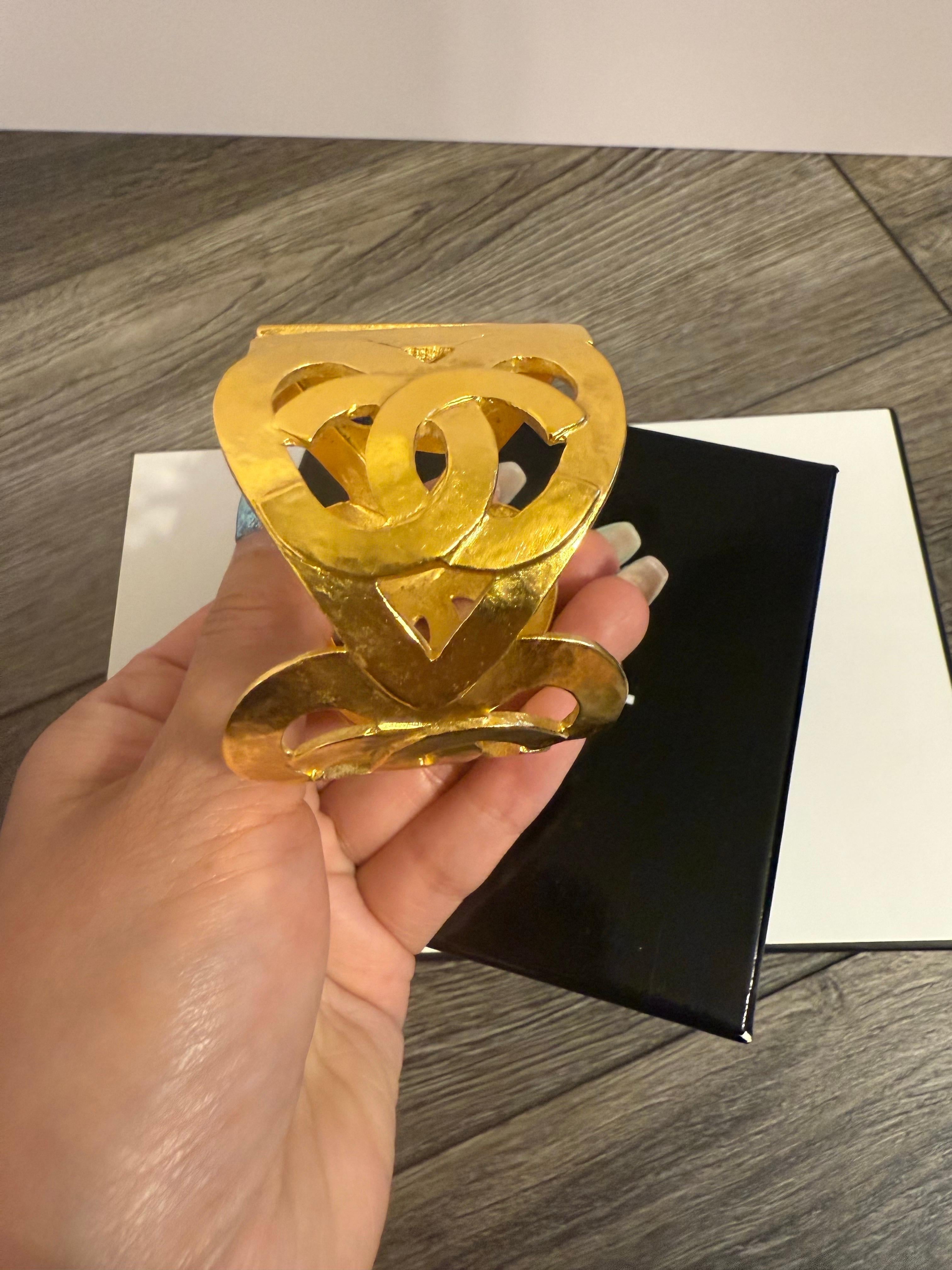CHANEL Vintage Gold Statement Heart CC Logo Cuff Bracelet en vente 6