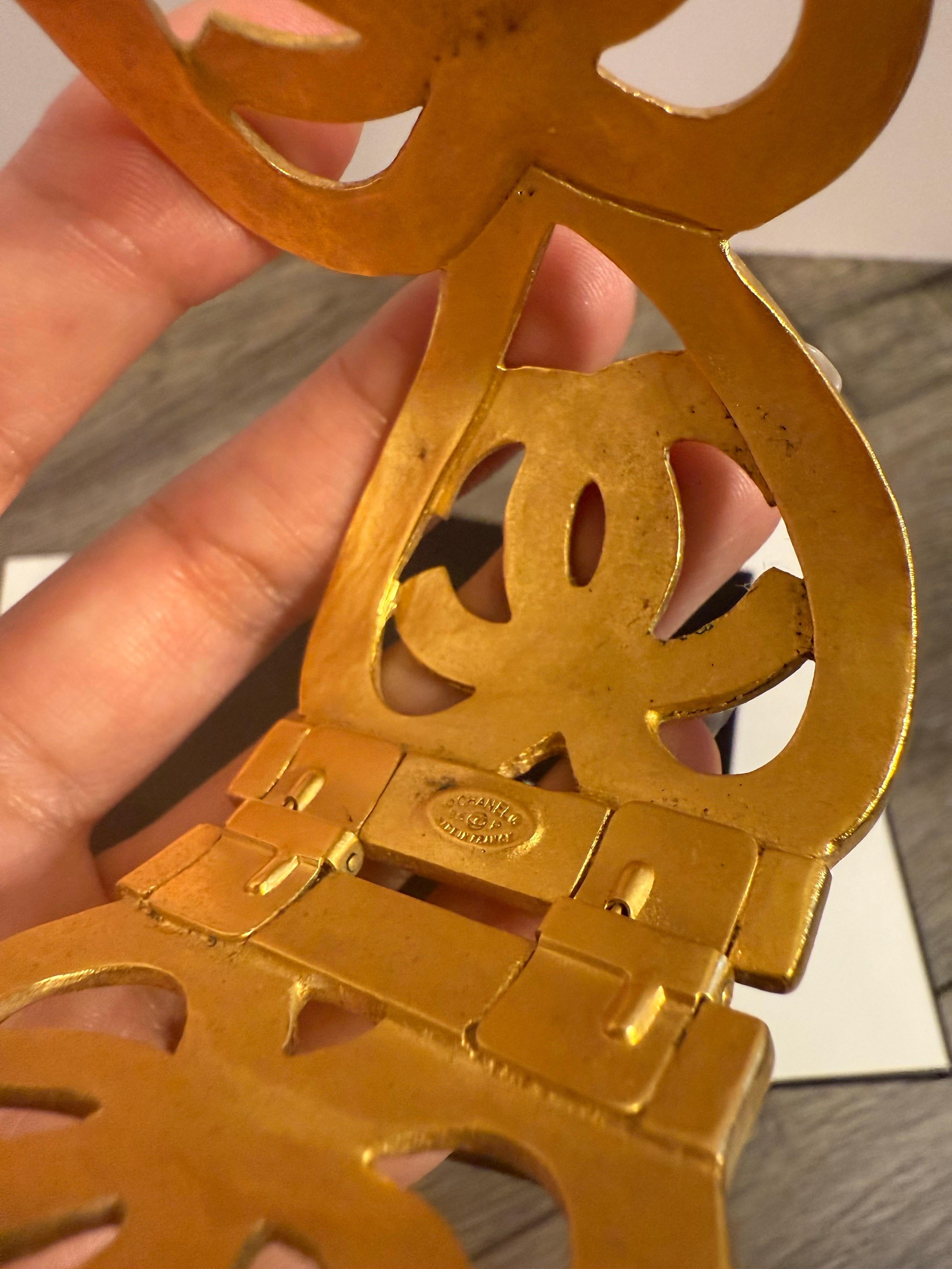 CHANEL Vintage Gold Statement Heart CC Logo Cuff Bracelet en vente 7