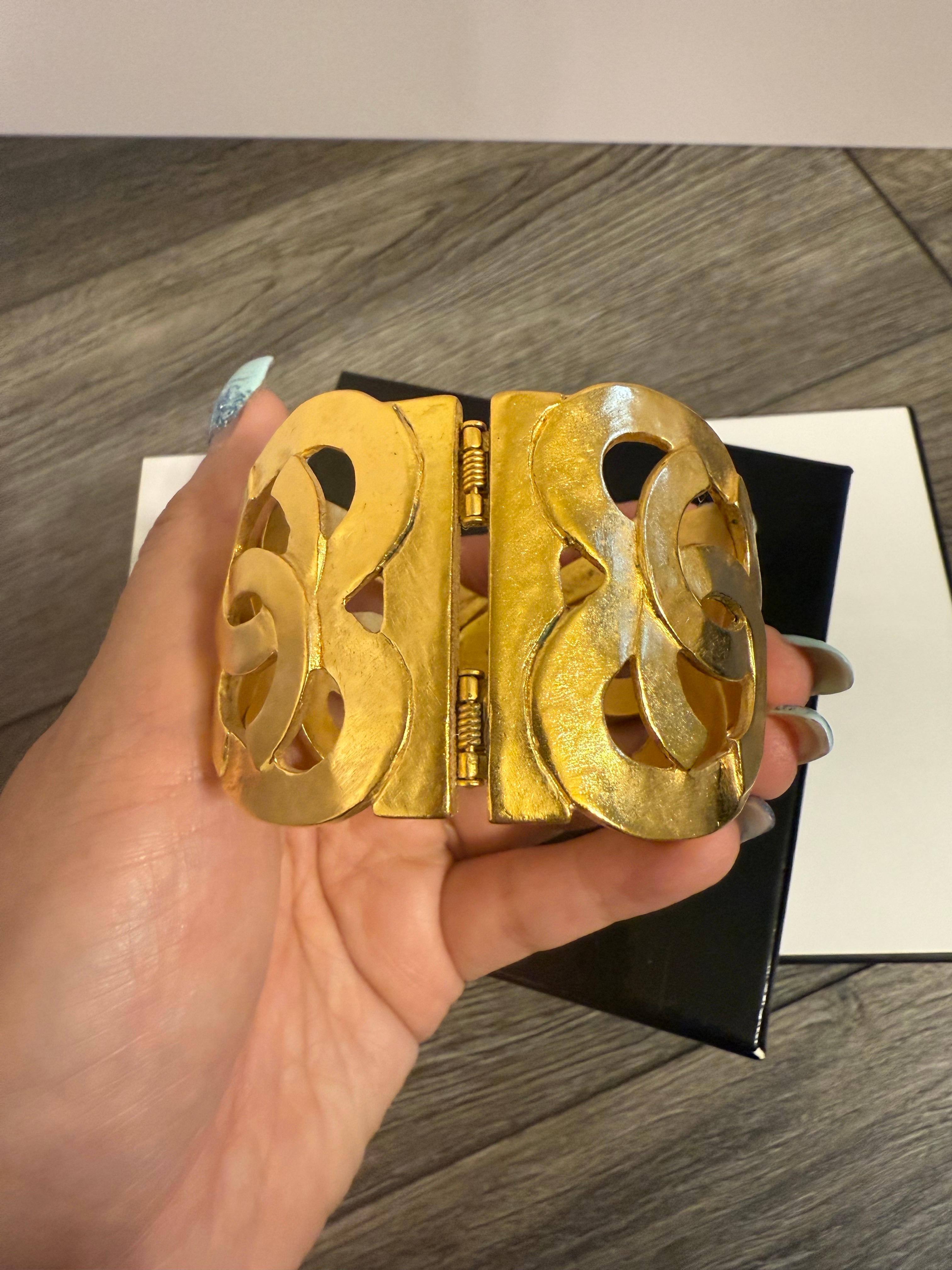CHANEL Vintage Gold Statement Heart CC Logo Cuff Bracelet en vente 8