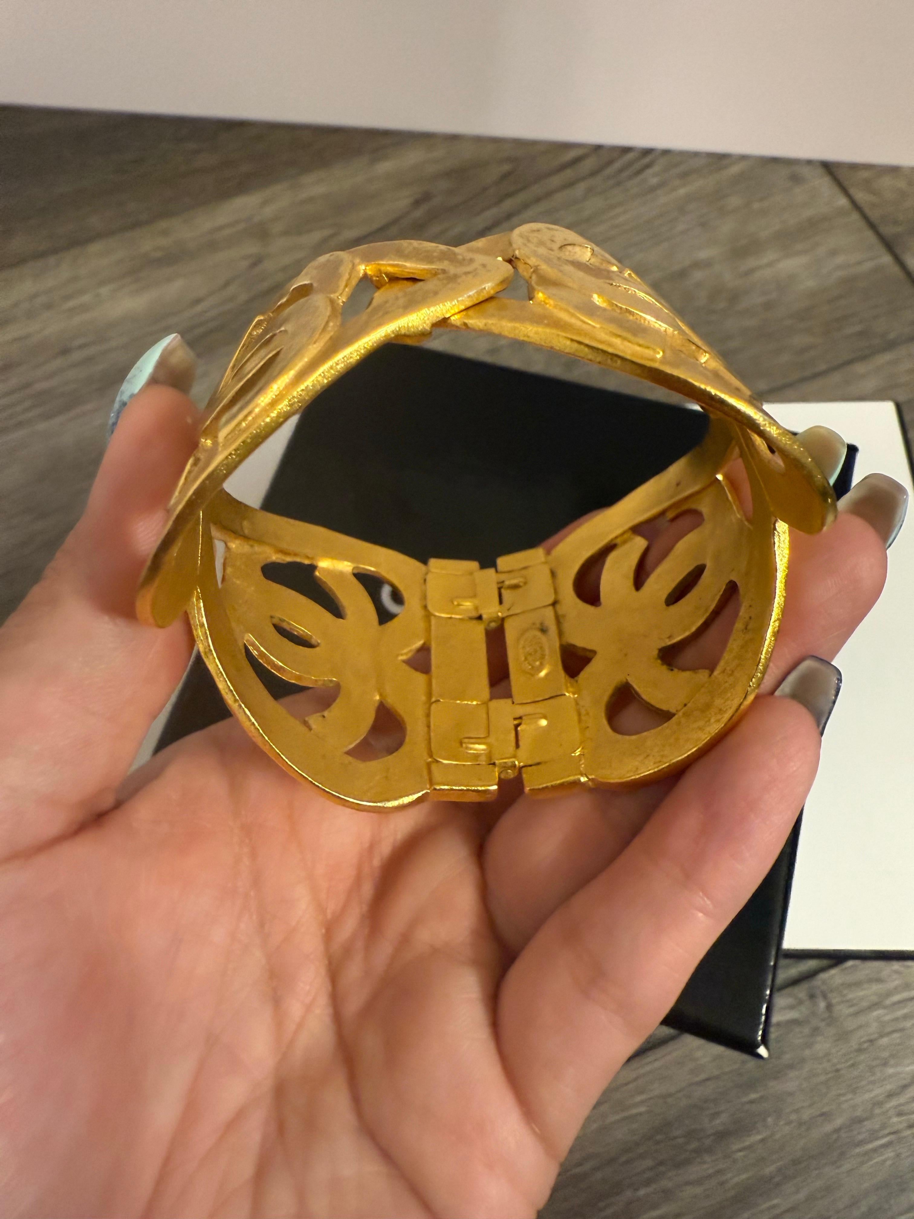 CHANEL Vintage Gold Statement Heart CC Logo Cuff Bracelet en vente 10