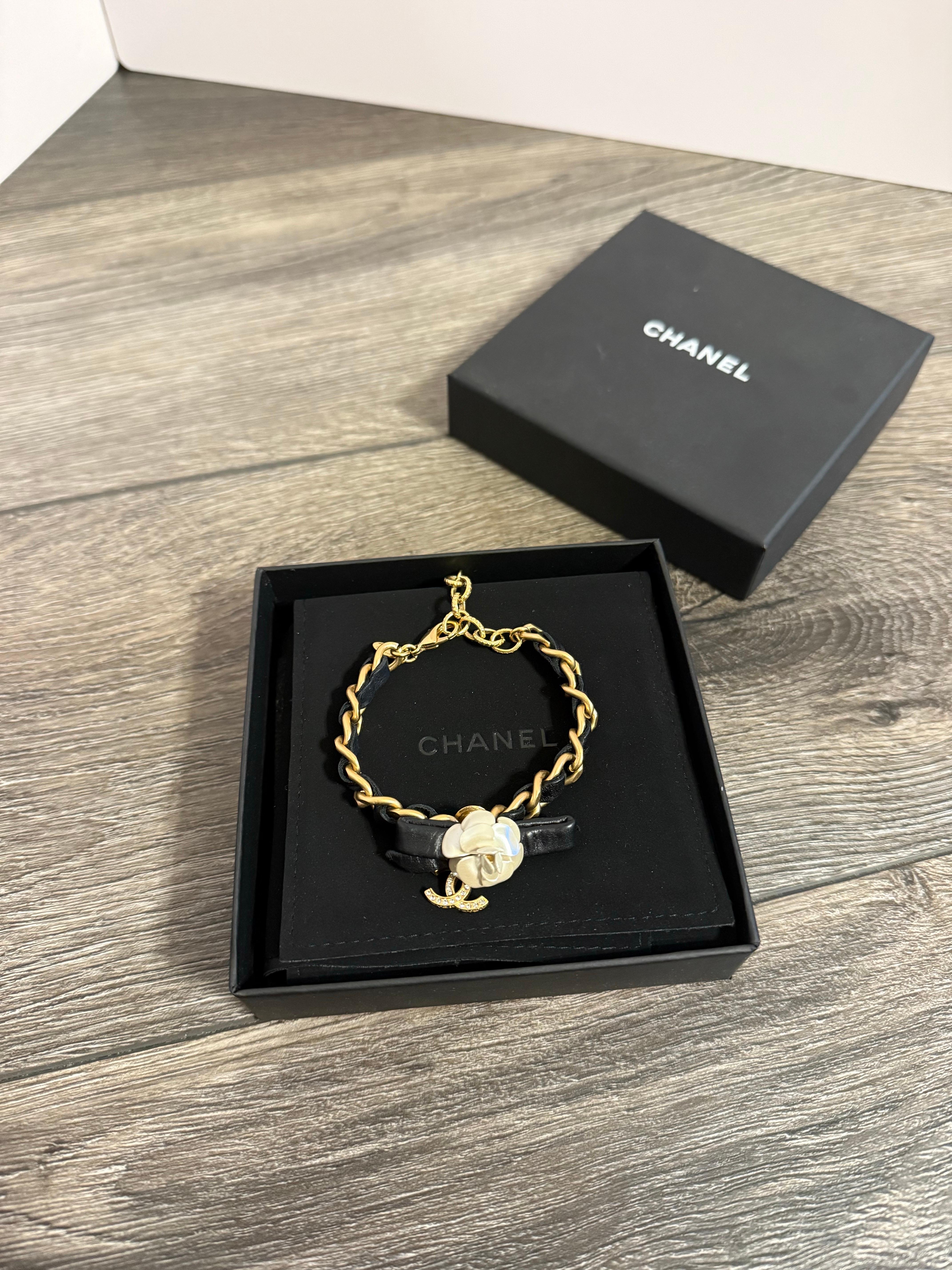 Chanel Bracciale CC in pelle nera e cristallo in vendita 3