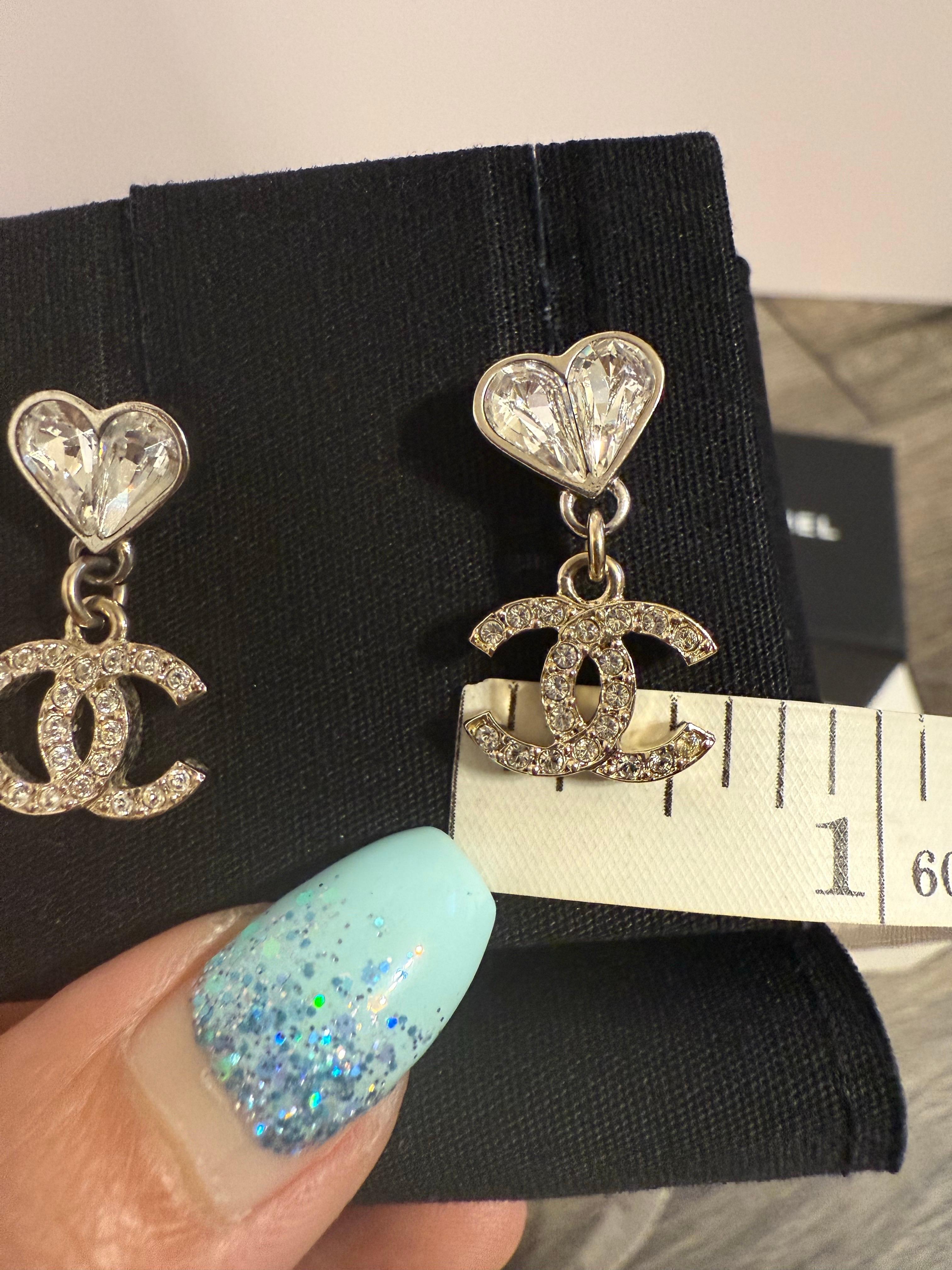 A. Silver, orecchini pendenti con logo CC e cuore in cristallo di Chanel in vendita 3