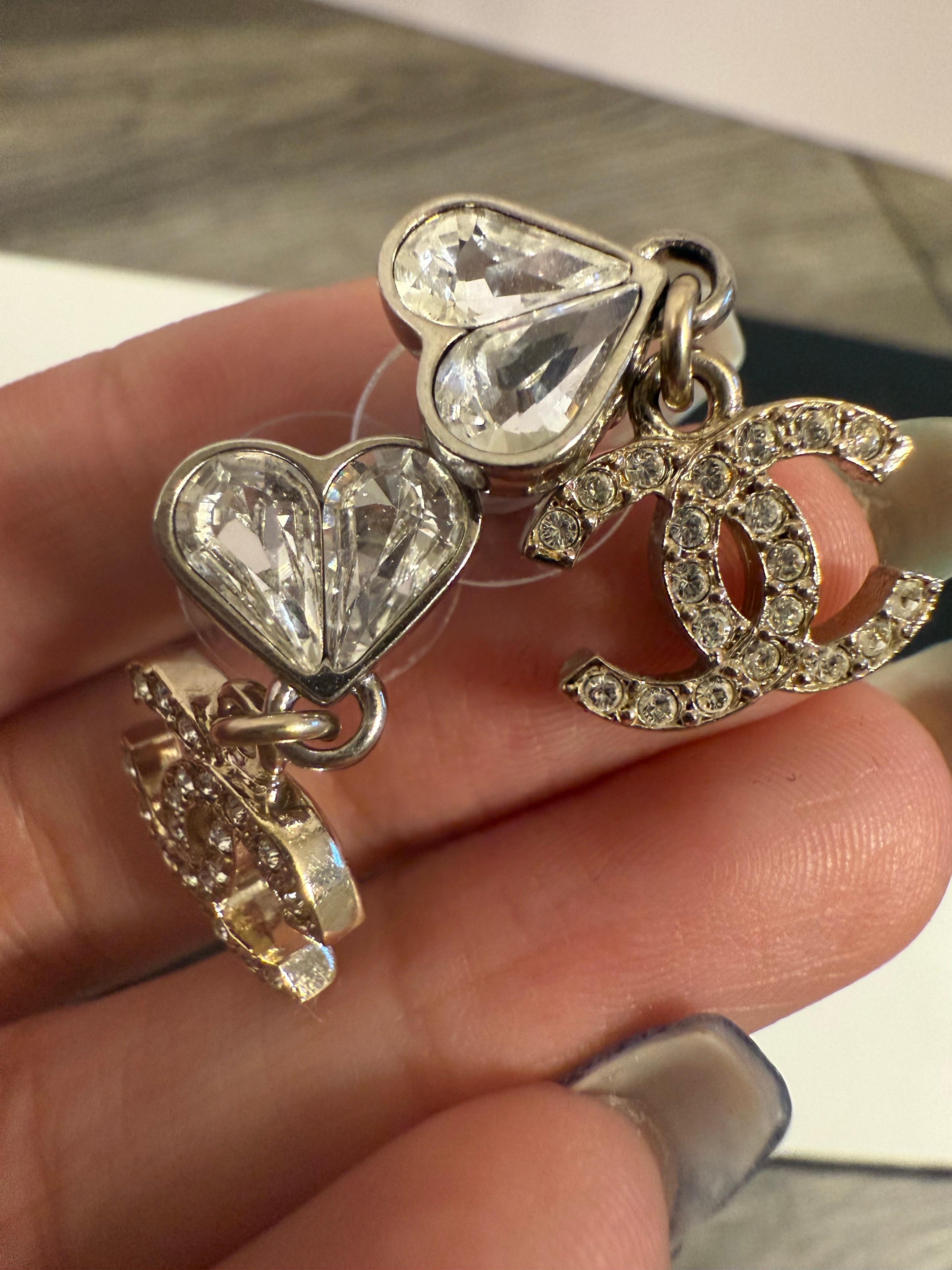 A. Silver, orecchini pendenti con logo CC e cuore in cristallo di Chanel In condizioni buone in vendita a Bellevue, WA