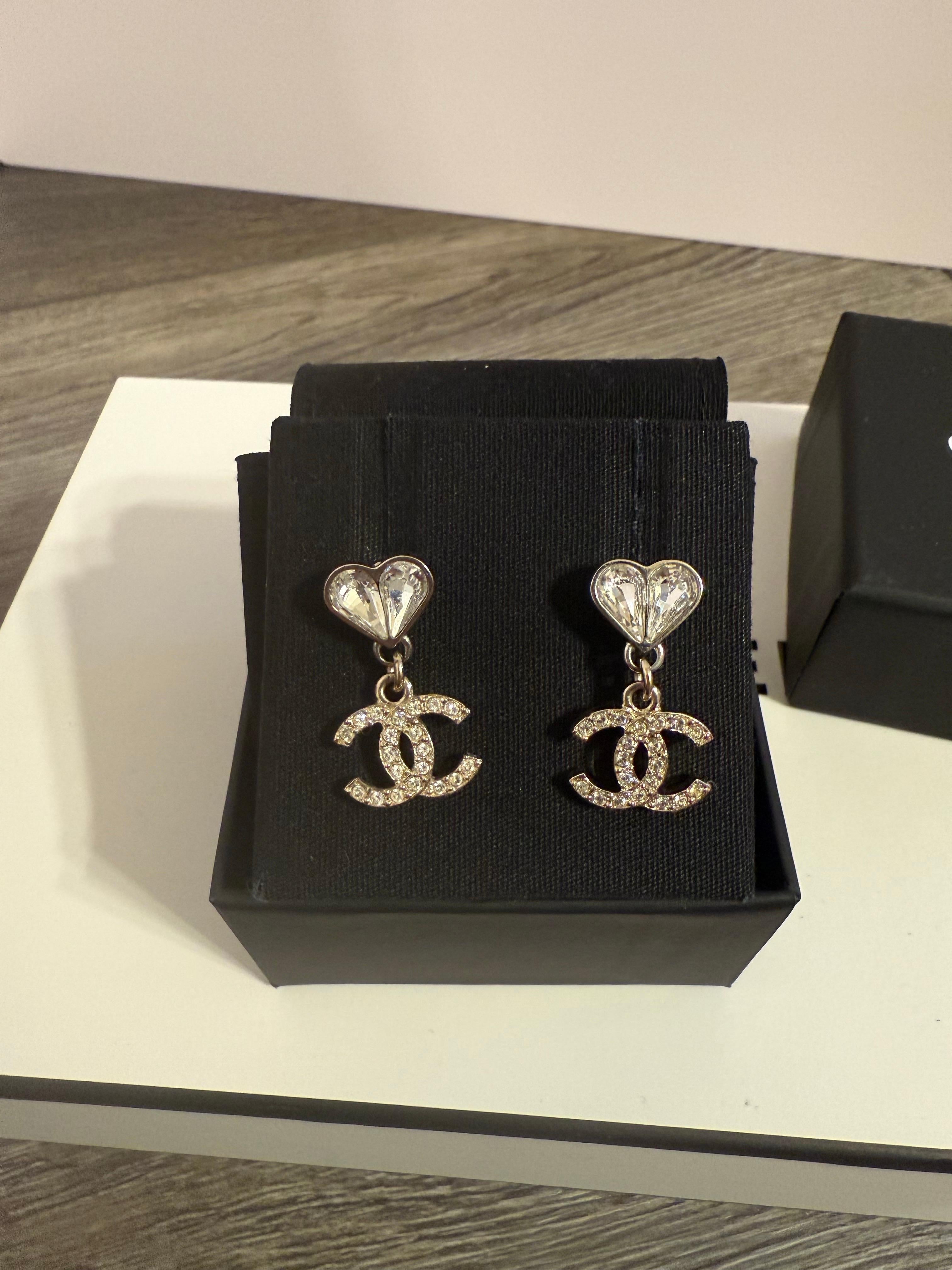 Grazioso paio di orecchini a goccia con cuore in cristallo Chanel CC
100% autentico
Prodotto in Francia
Collection'S del 2023
Le condizioni generali sono eccellenti, a parte una leggera usura e alcuni graffi.
Viene fornito con scatola e custodia per