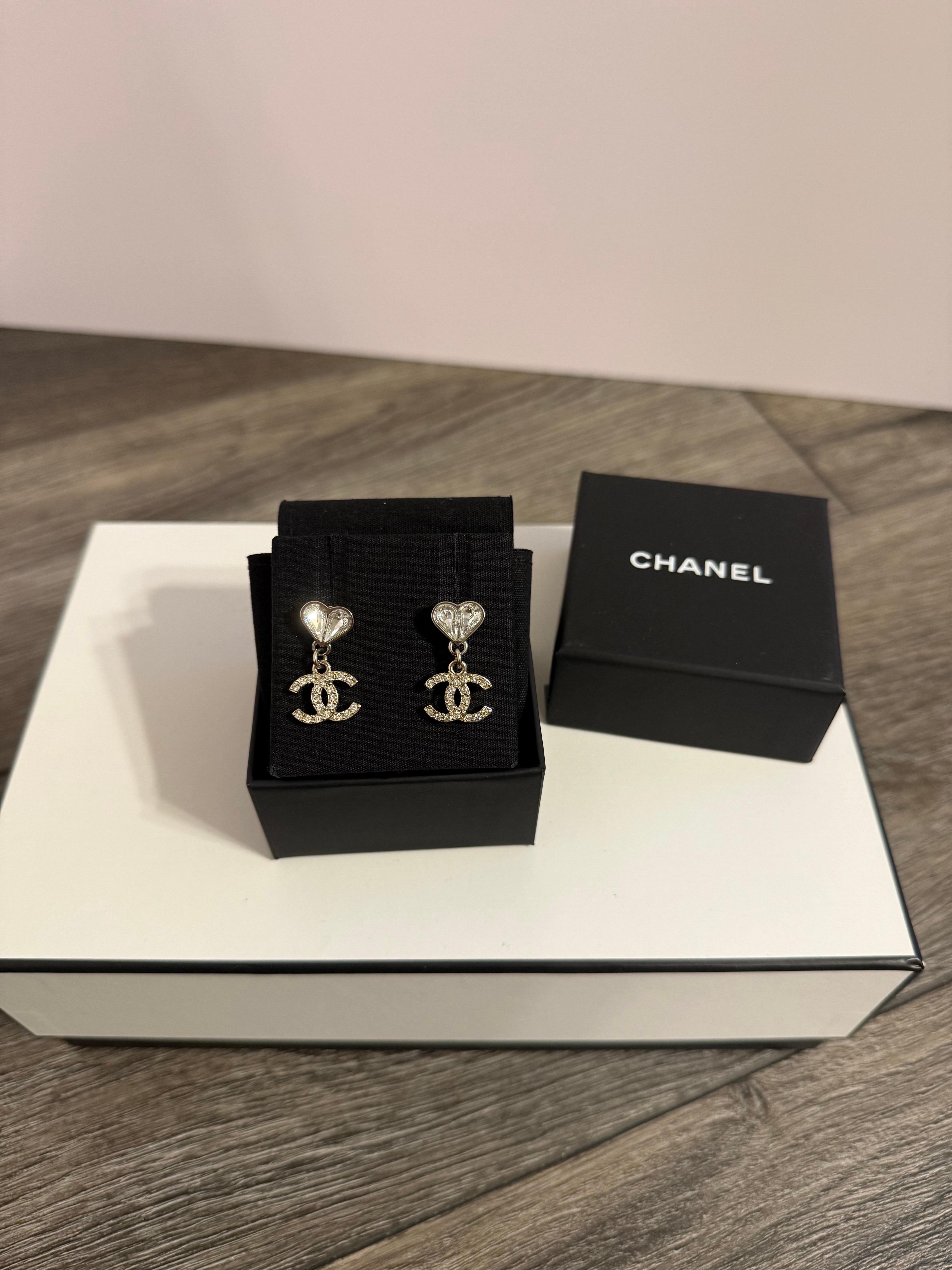 A. Silver, orecchini pendenti con logo CC e cuore in cristallo di Chanel in vendita 1