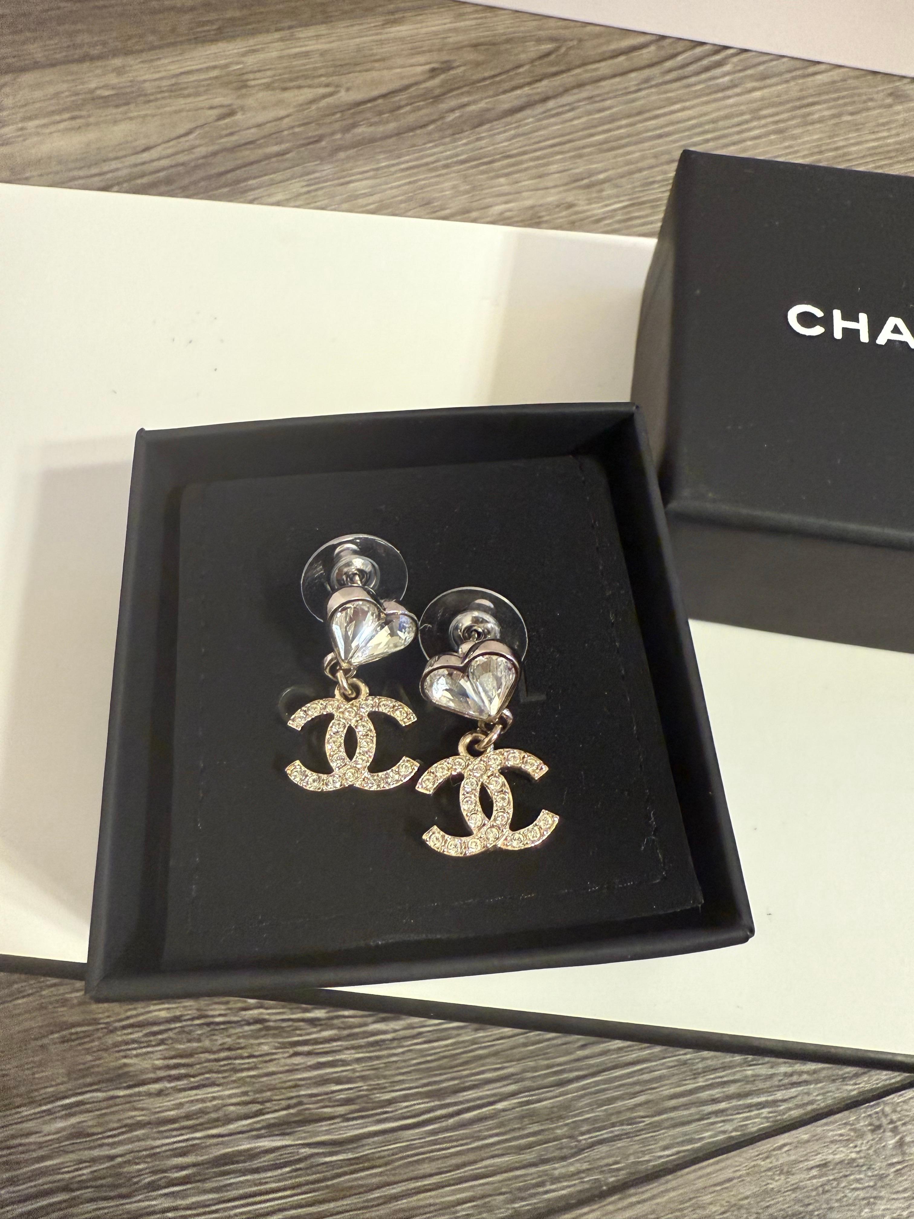 A. Silver, orecchini pendenti con logo CC e cuore in cristallo di Chanel in vendita 5