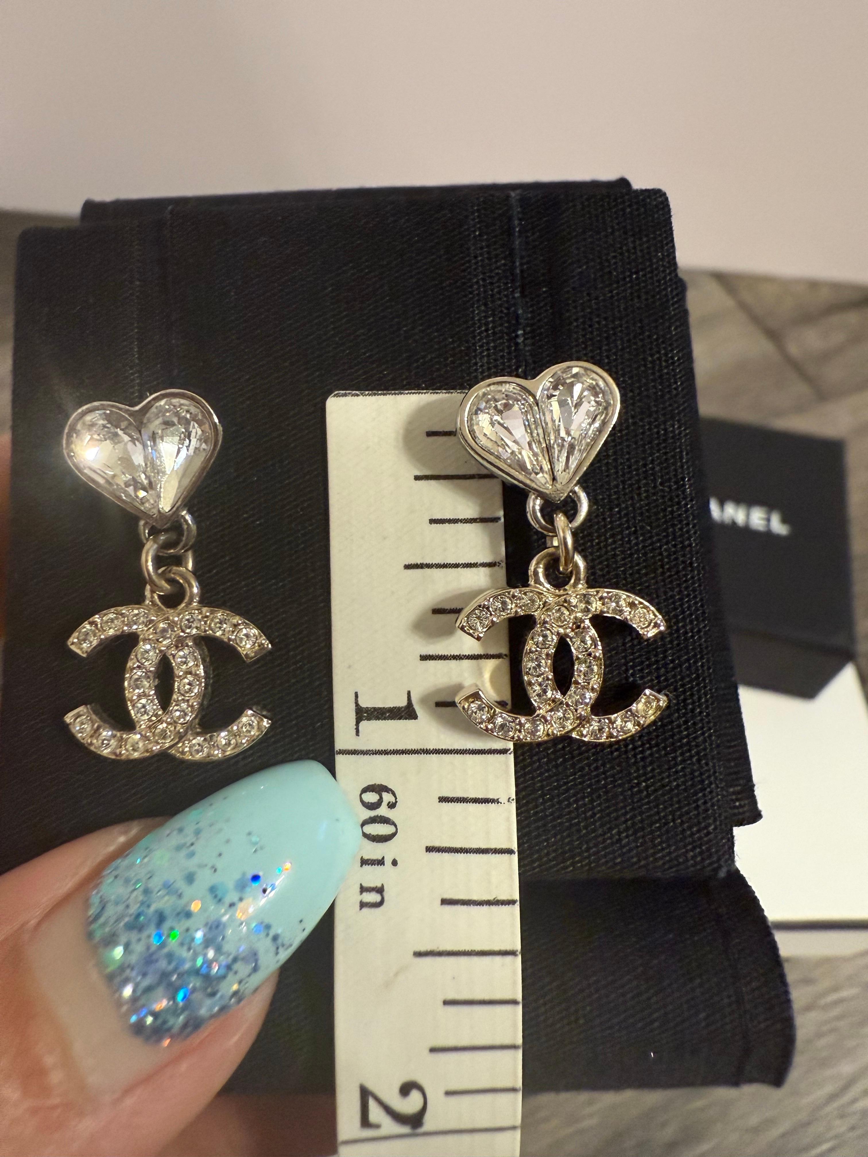 A. Silver, orecchini pendenti con logo CC e cuore in cristallo di Chanel in vendita 4