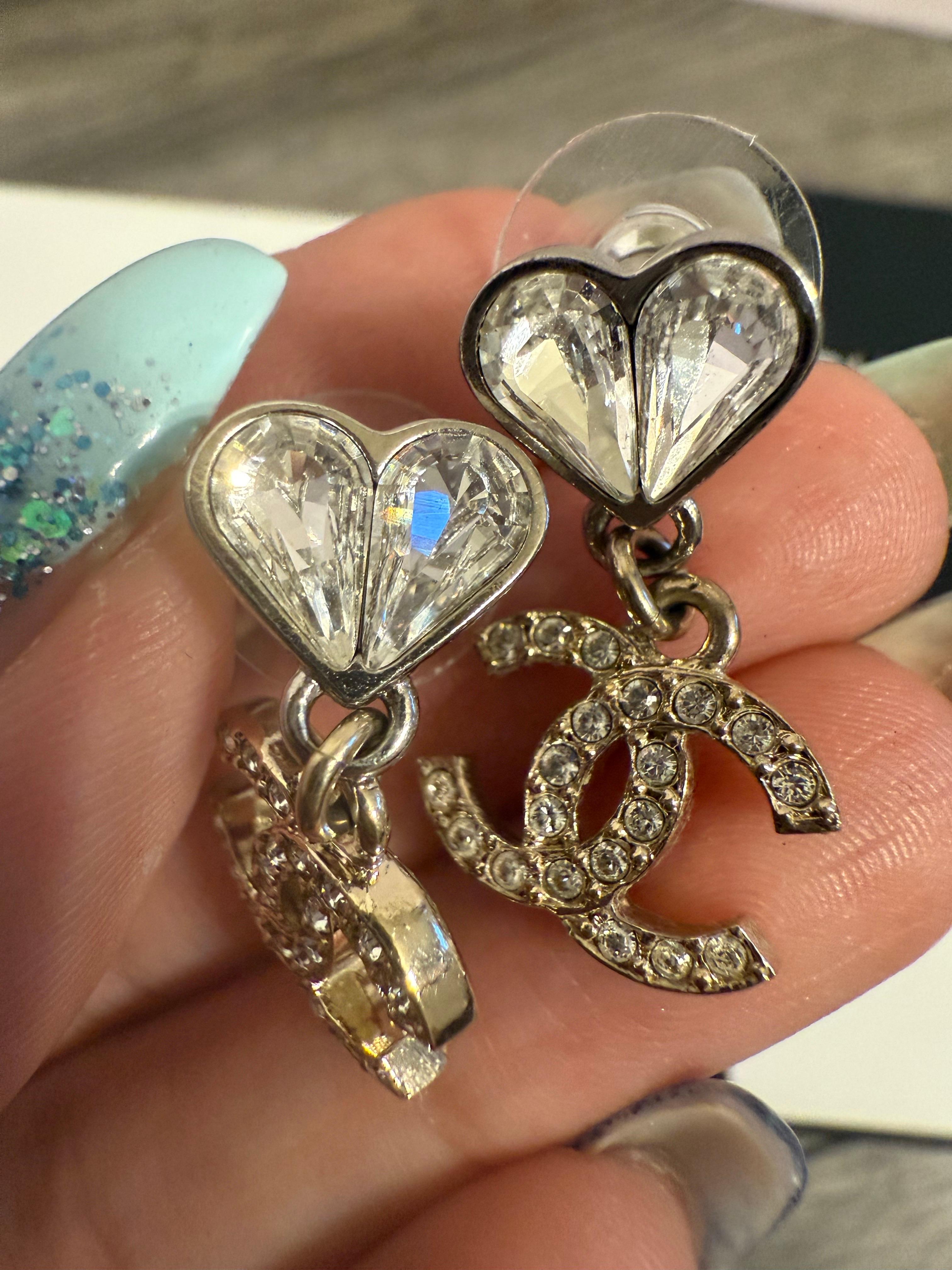 A. Silver, orecchini pendenti con logo CC e cuore in cristallo di Chanel in vendita 6