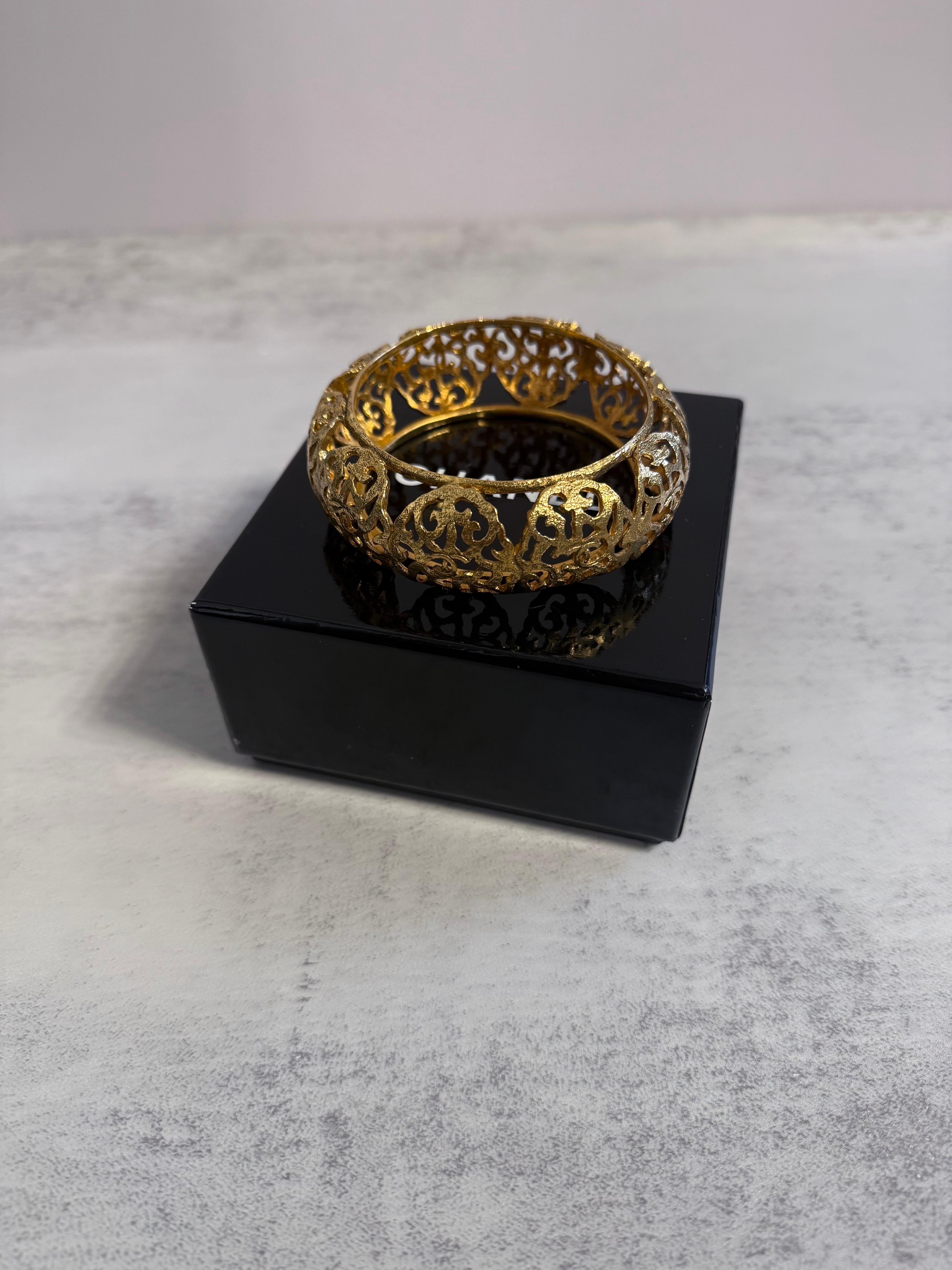 Braccialetto CC d'oro vintage di Chanel
100% autentico
Prodotto in Francia
Collection'S 25
Placcato oro
Le condizioni generali sono molto buone, a parte una leggera usura e graffi su tutta la superficie.
Viene fornito con scatola
