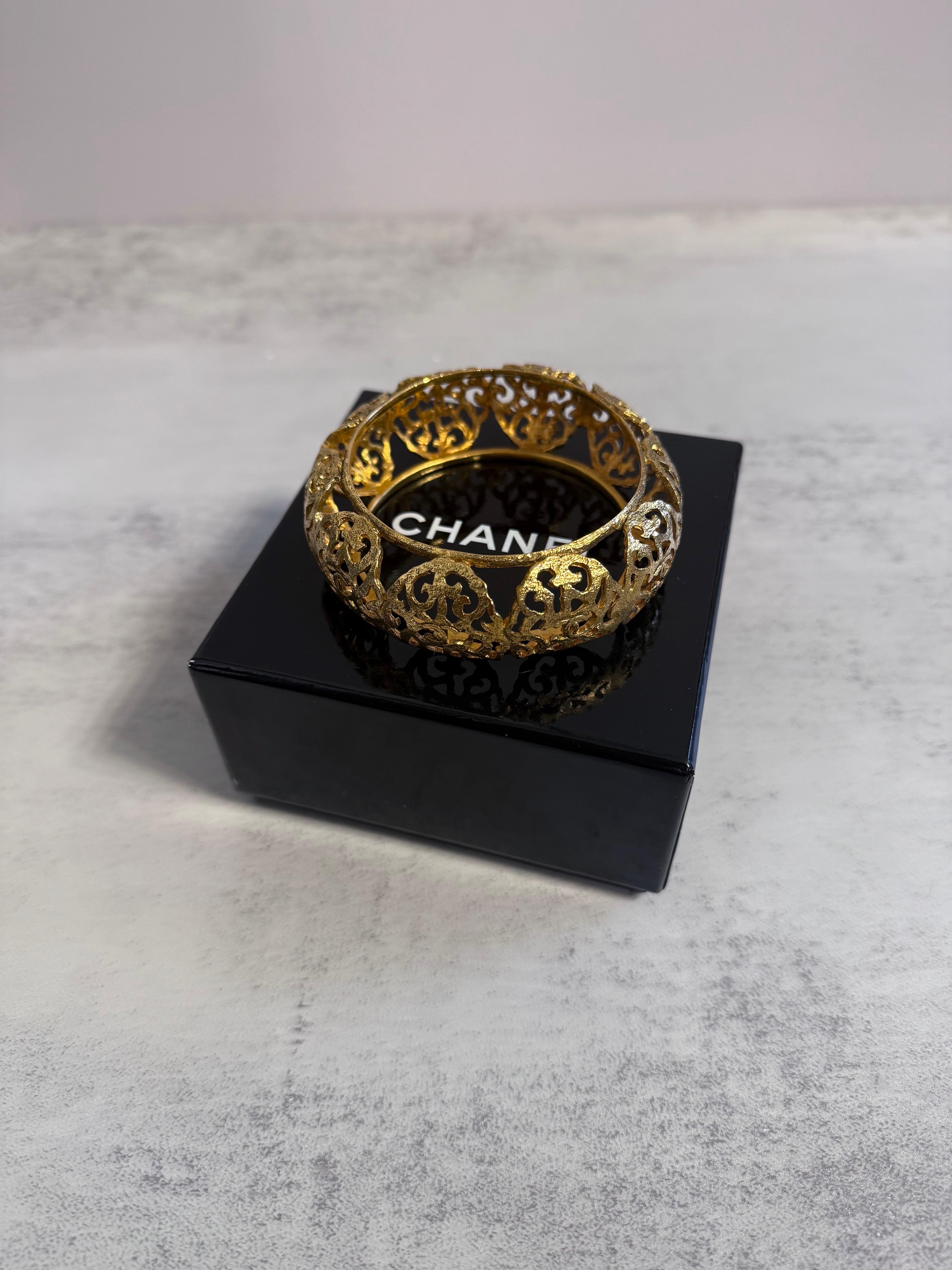 Bracciale Chanel Eleg Elegance in oro CC Filigrana Bangle in vendita 3
