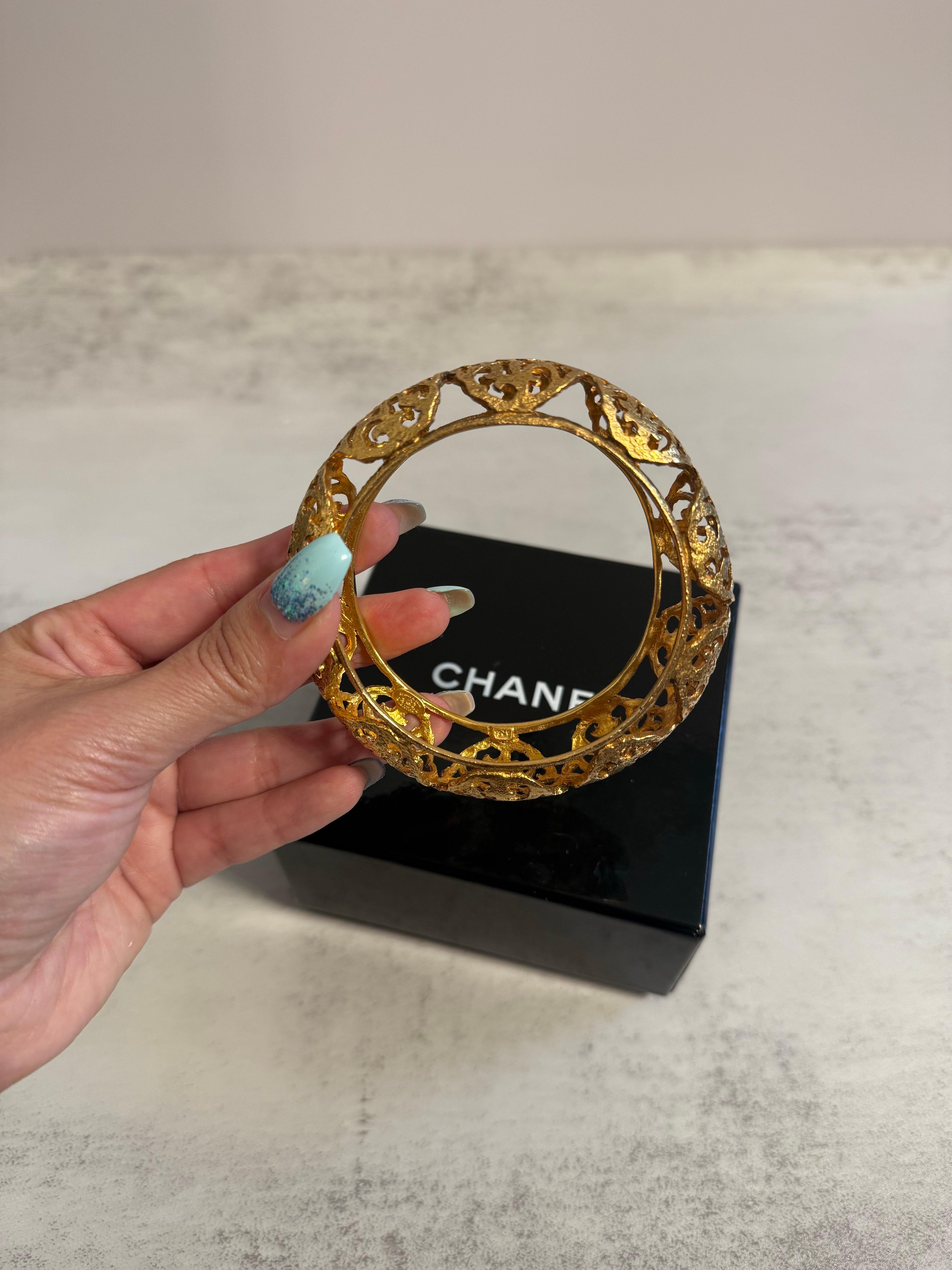 Bracciale Chanel Eleg Elegance in oro CC Filigrana Bangle In condizioni buone in vendita a Bellevue, WA