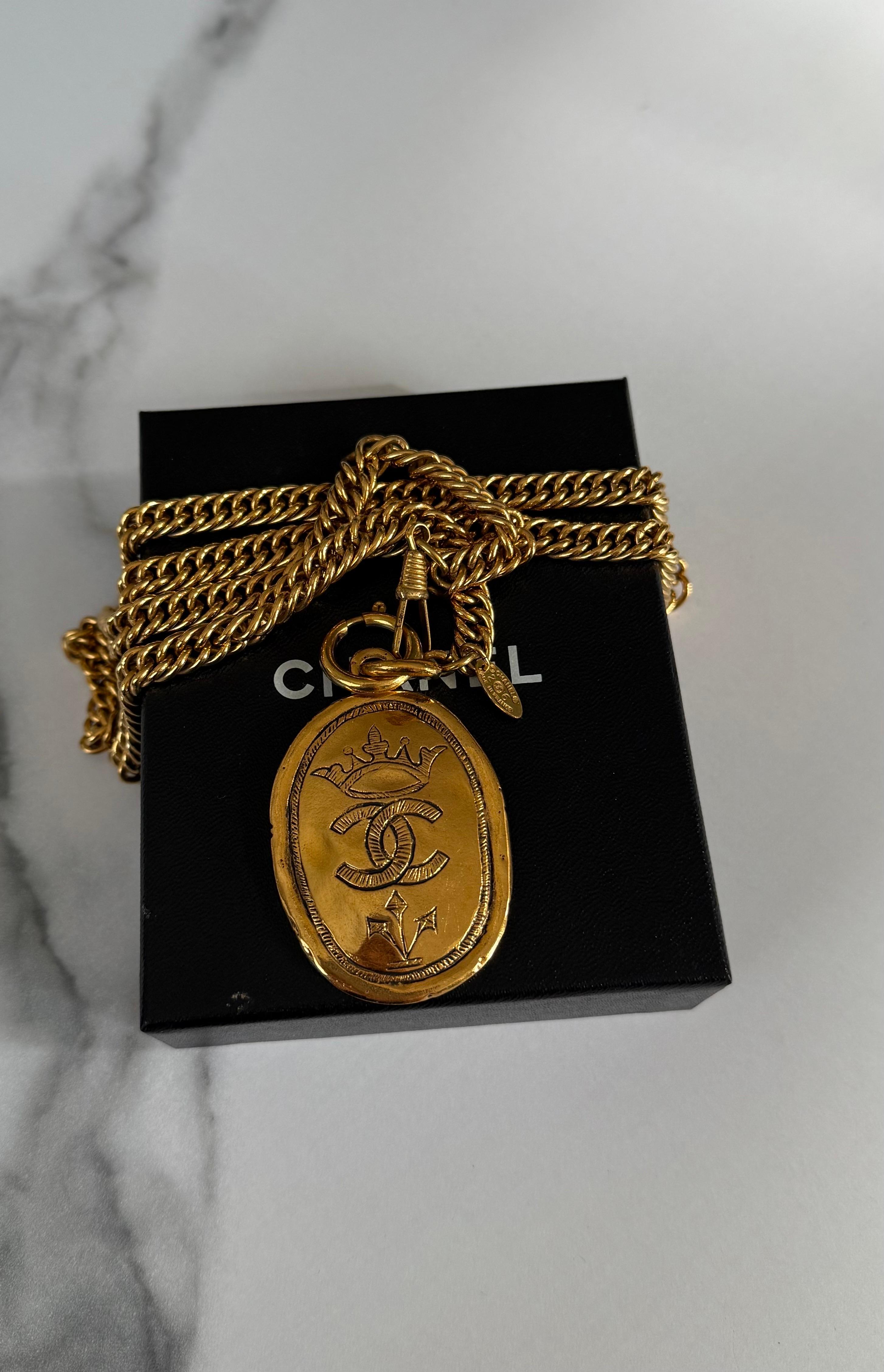 Collana a catena lunga con logo Chanel Crown CC in oro, circa anni '80 In condizioni buone in vendita a Bellevue, WA