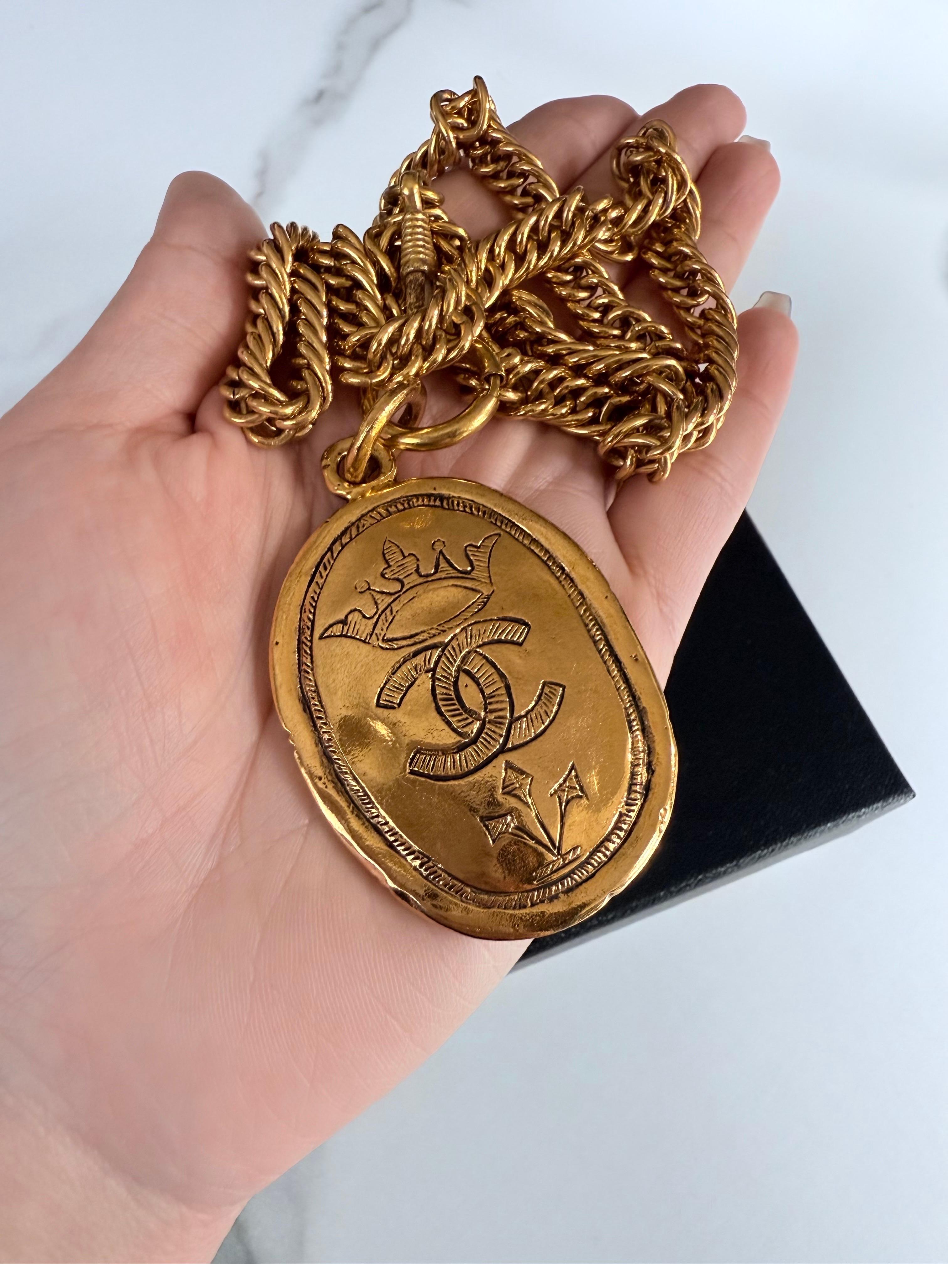 da uomo o donna Collana a catena lunga con logo Chanel Crown CC in oro, circa anni '80 in vendita