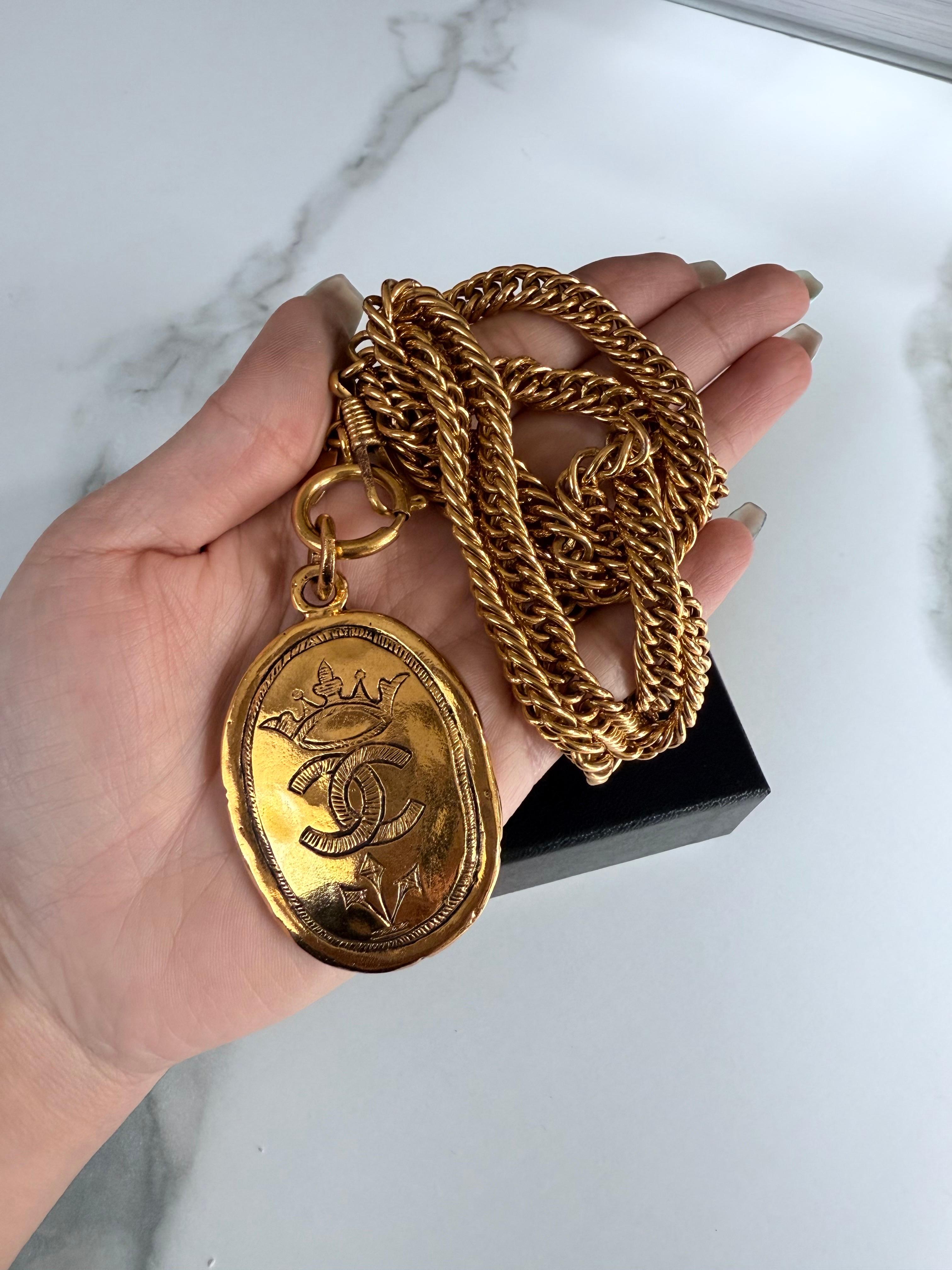 Collana a catena lunga con logo Chanel Crown CC in oro, circa anni '80 in vendita 1