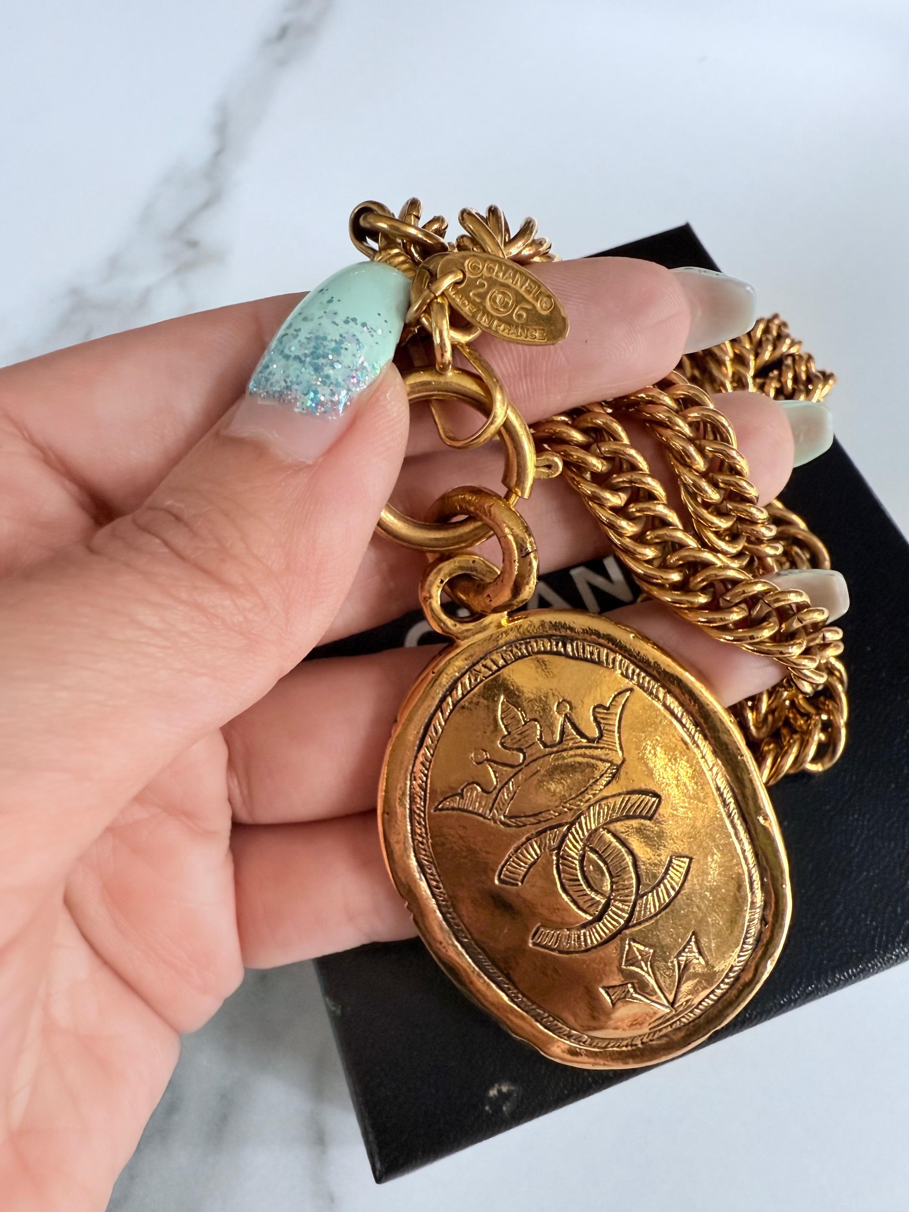 Collana a catena lunga con logo Chanel Crown CC in oro, circa anni '80 in vendita 2