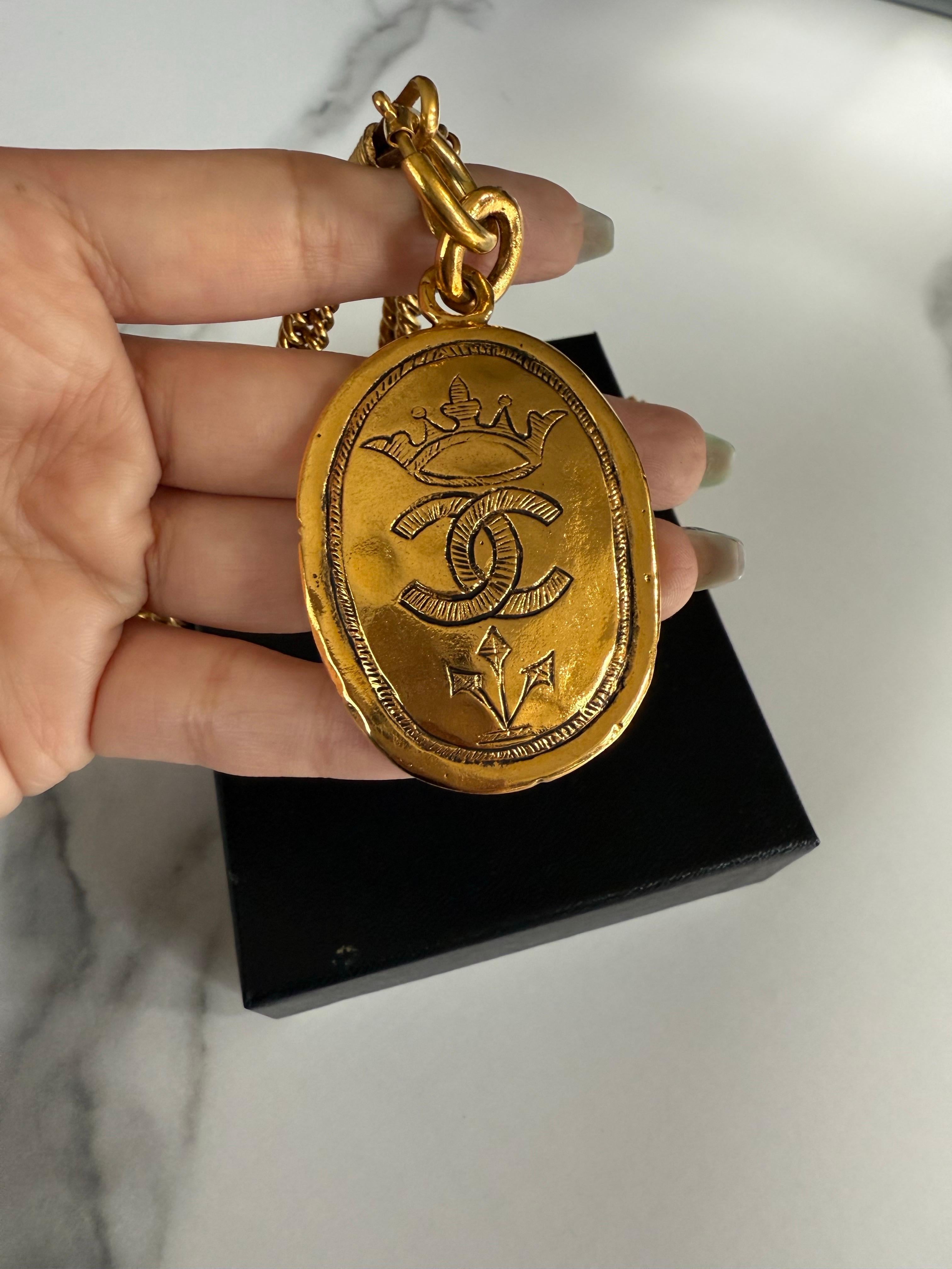 Collana a catena lunga con logo Chanel Crown CC in oro, circa anni '80 in vendita 4