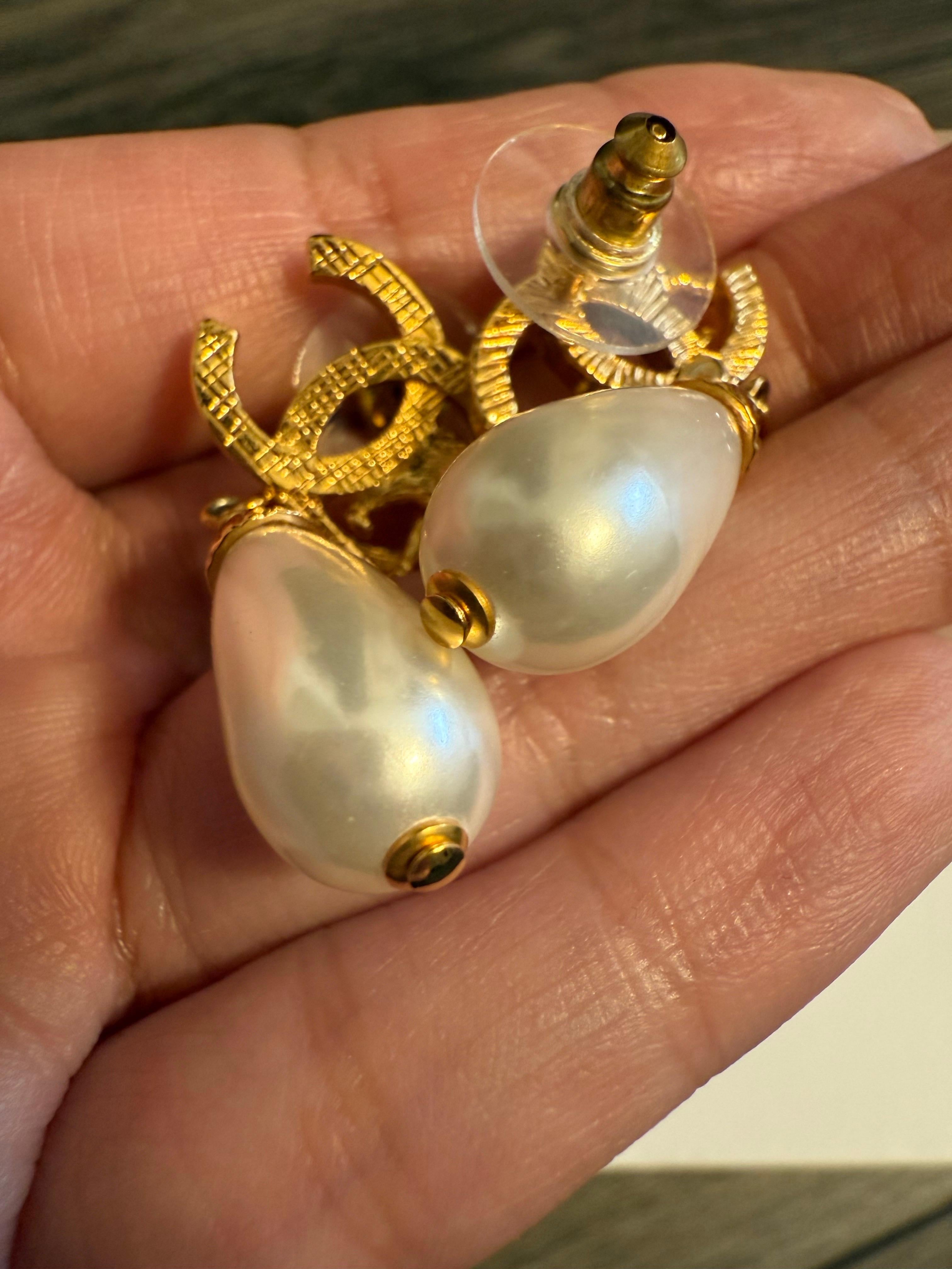 Orecchini a goccia con perle CC di Chanel in oro in vendita 7