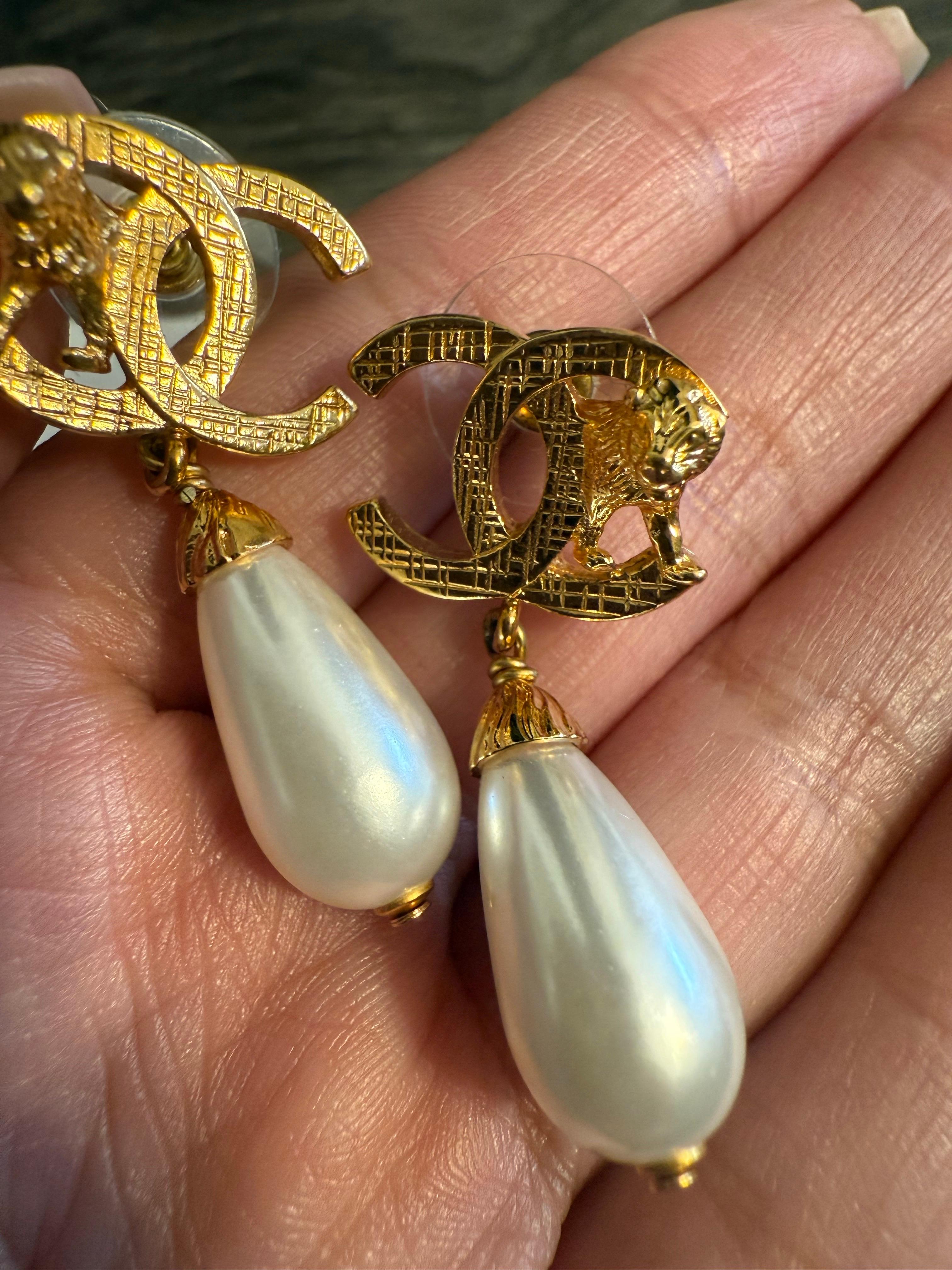Orecchini a goccia con perle CC di Chanel in oro in vendita 8
