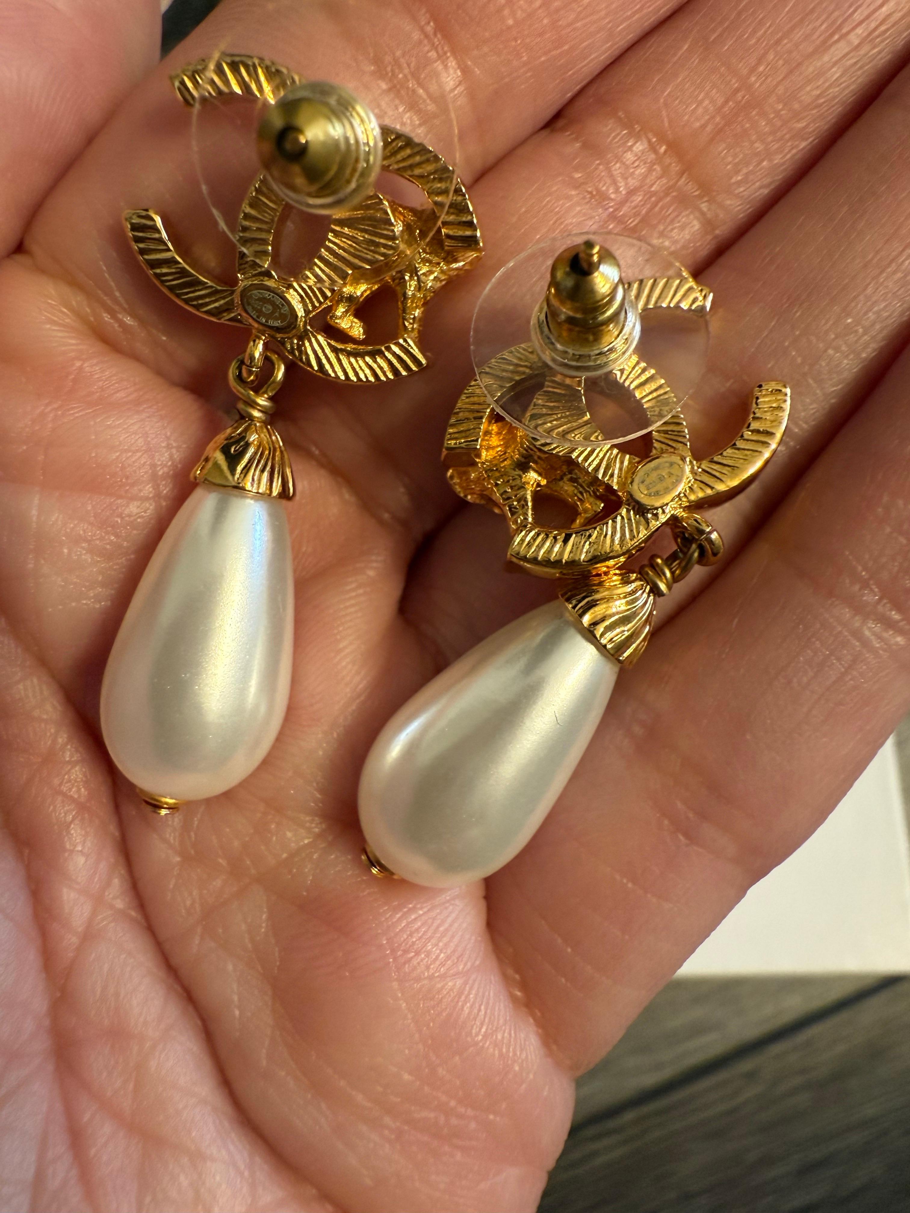 Orecchini a goccia con perle CC di Chanel in oro in vendita 9