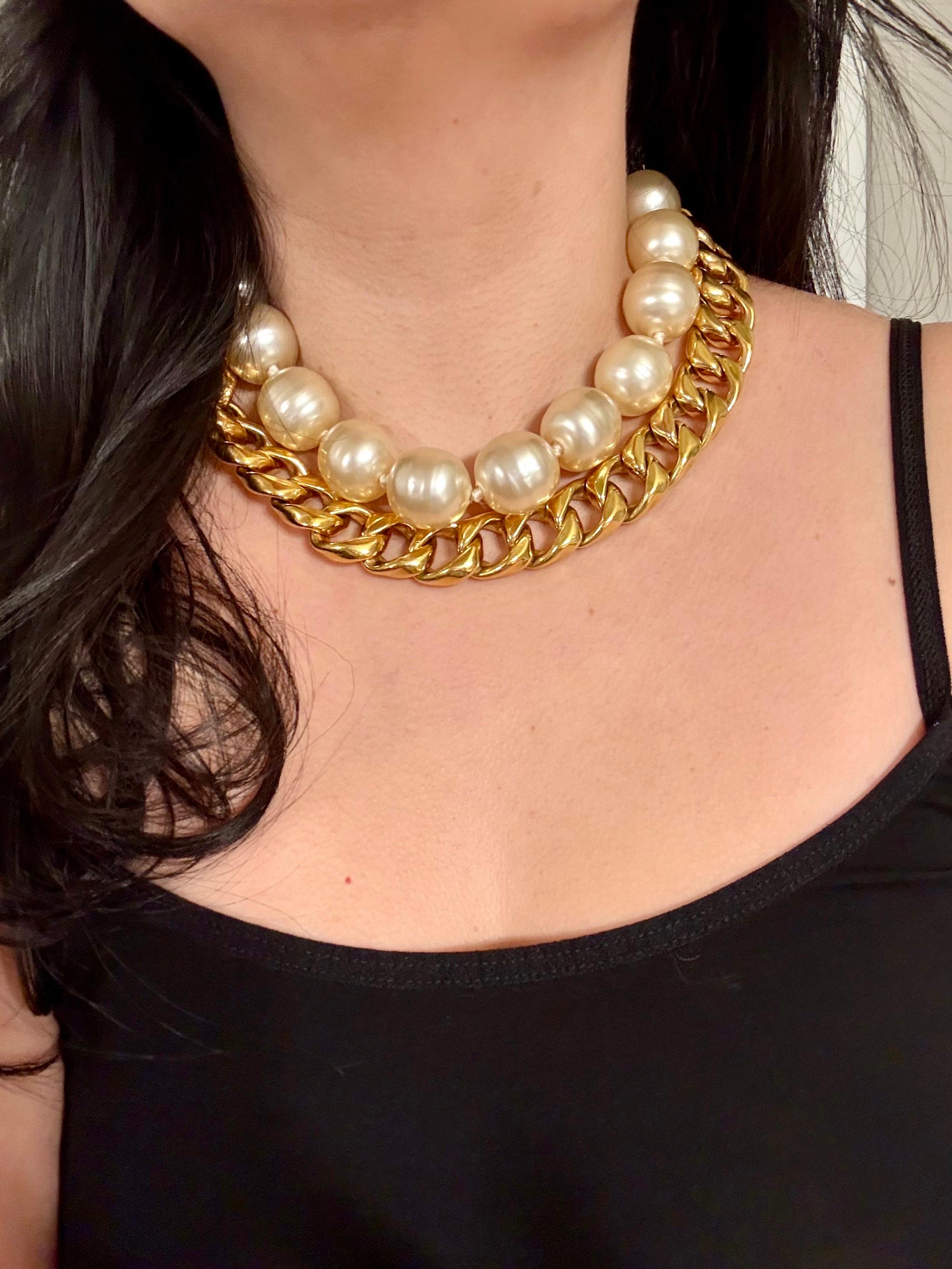 Chanel - Collier vintage surdimensionné avec fausse perle et chaîne à maillons dorés en vente 10