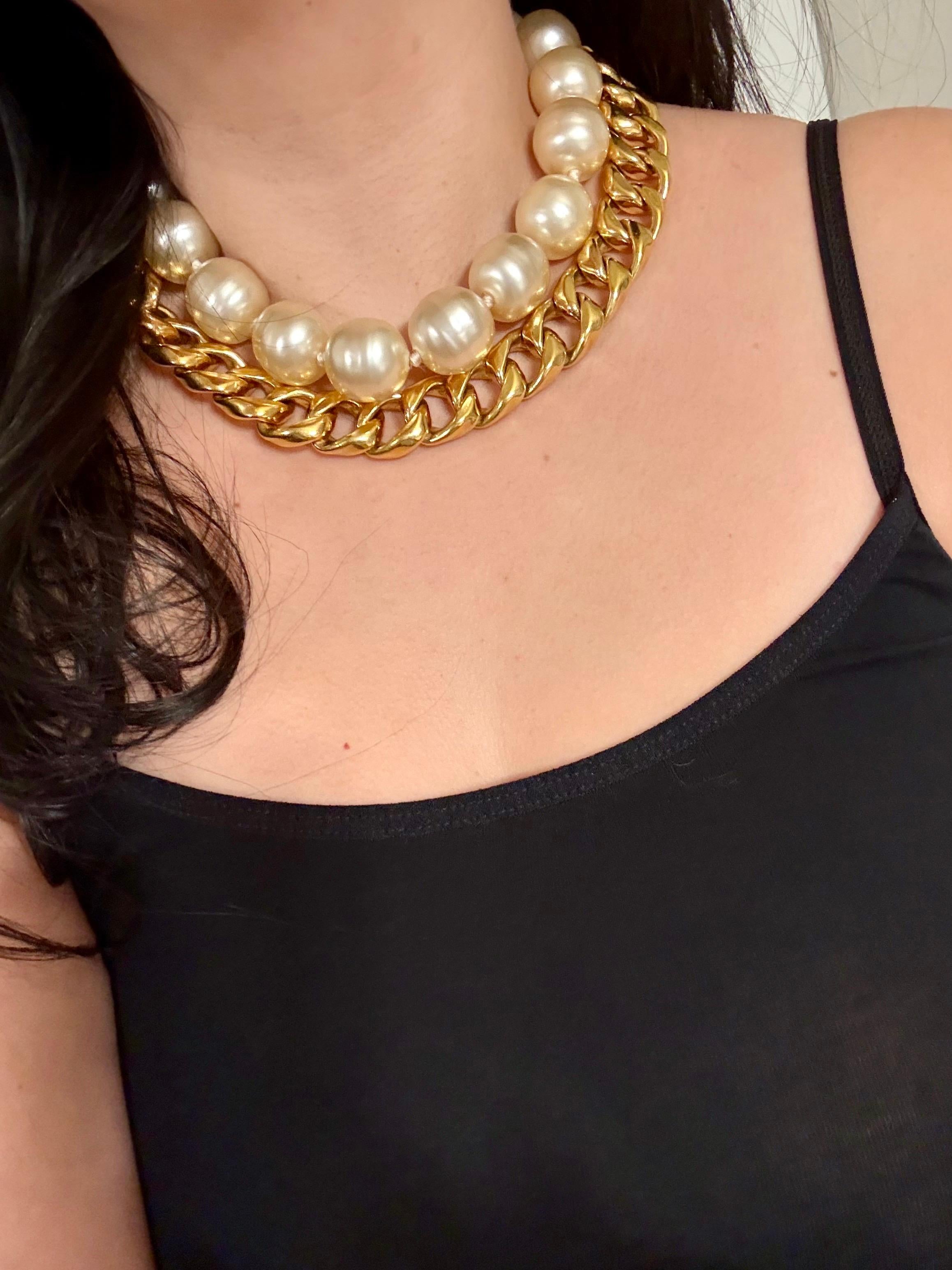 Chanel - Collier vintage surdimensionné avec fausse perle et chaîne à maillons dorés en vente 9