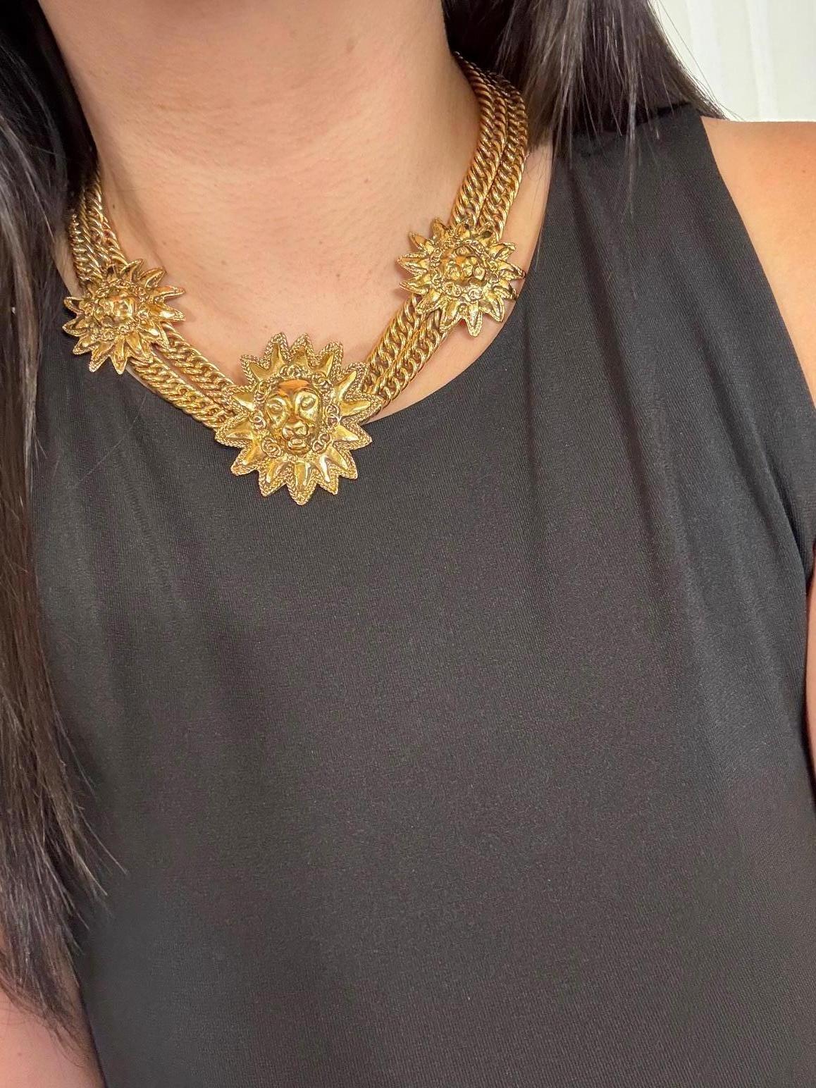 Chanel Vintage Oro Catena Multi Filo Leone Sole Medaglione Collare Collana in vendita 4