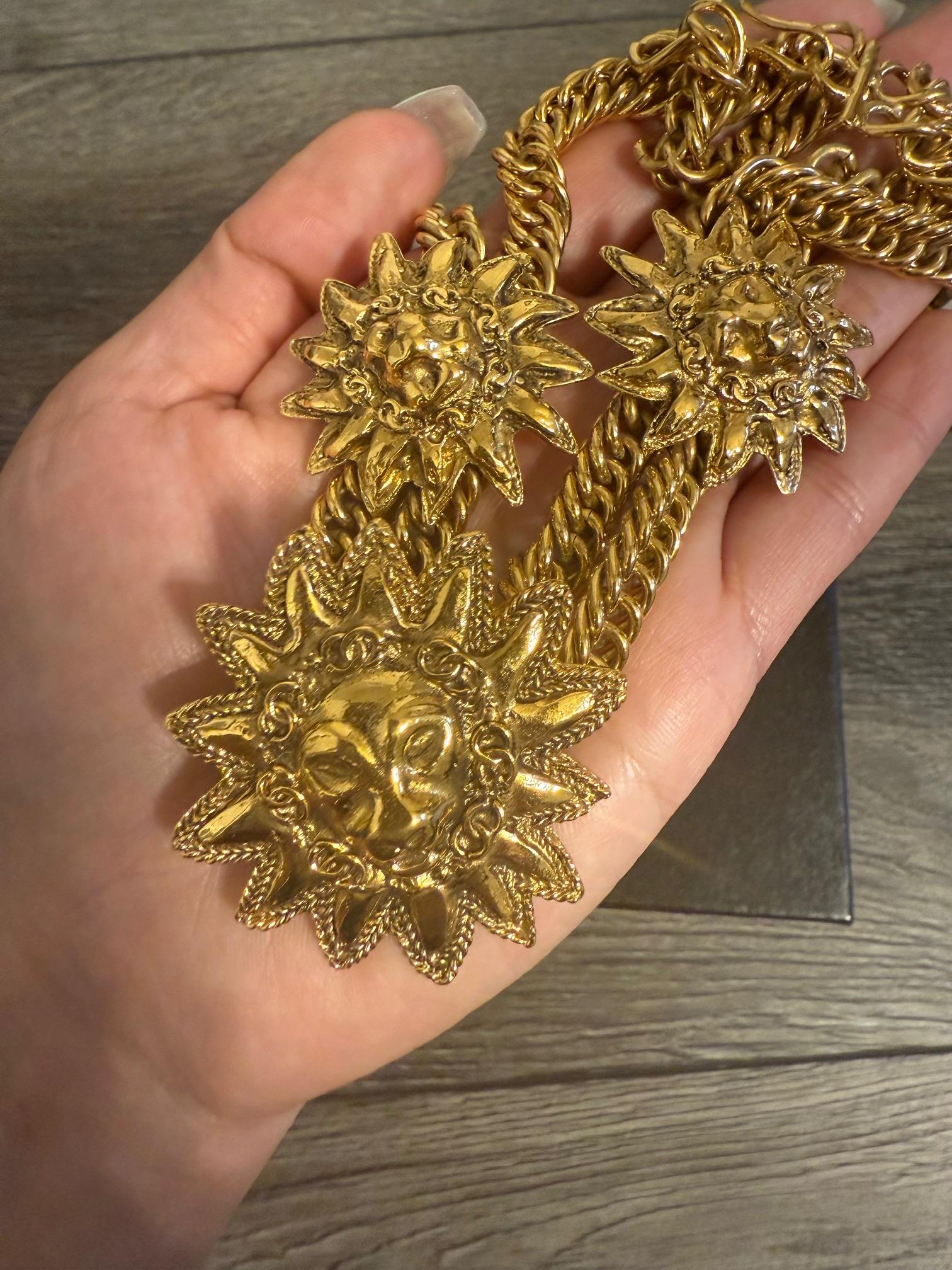Chanel Vintage Oro Catena Multi Filo Leone Sole Medaglione Collare Collana In condizioni buone in vendita a Bellevue, WA