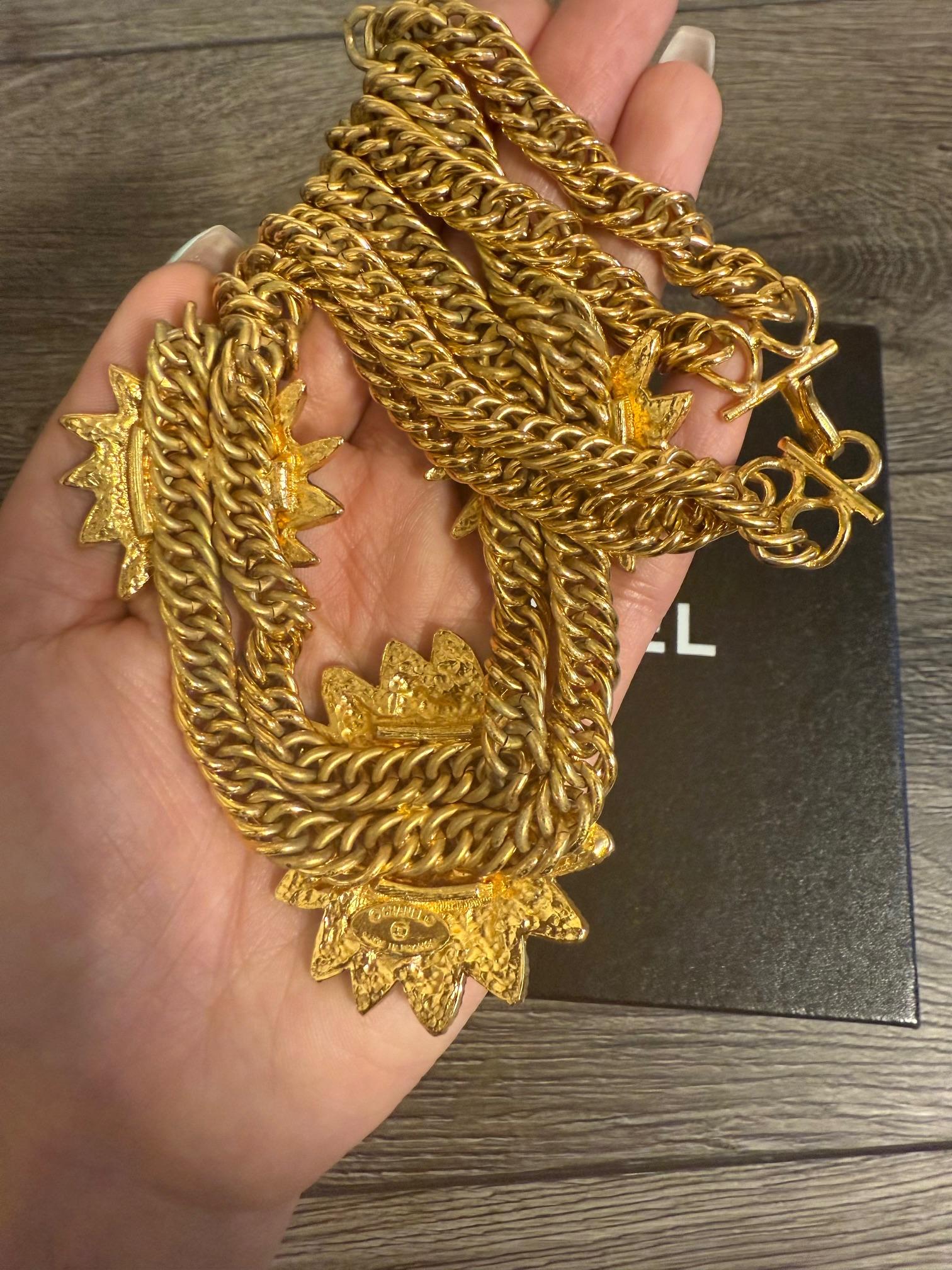 Chanel Vintage Oro Catena Multi Filo Leone Sole Medaglione Collare Collana in vendita 1