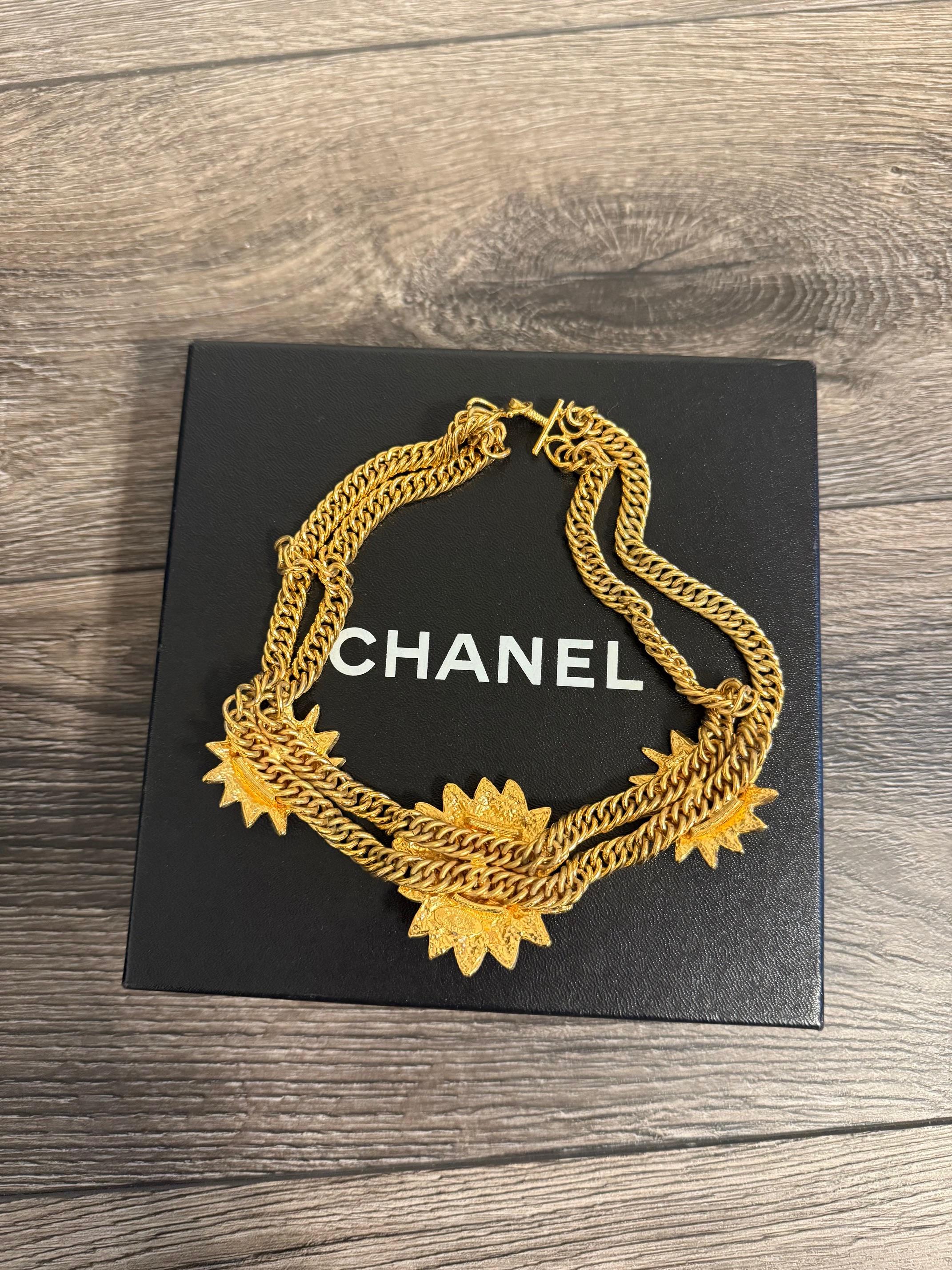 Chanel Vintage Oro Catena Multi Filo Leone Sole Medaglione Collare Collana in vendita 2