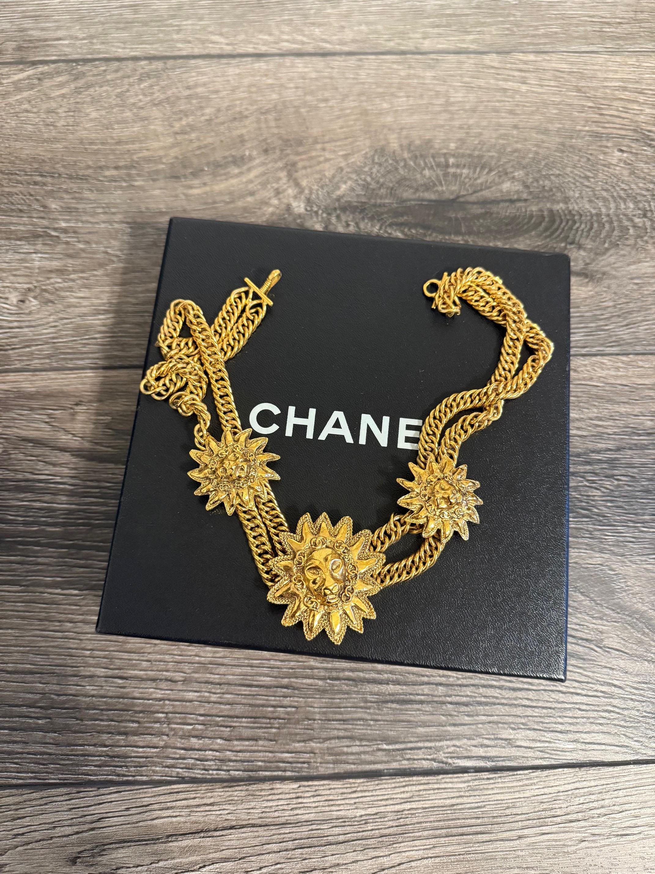 Chanel Vintage Oro Catena Multi Filo Leone Sole Medaglione Collare Collana in vendita 3