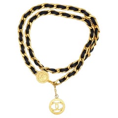 CHANEL Vintage Cinturón/Collar de cadena con logotipo CC dorado y cuero negro